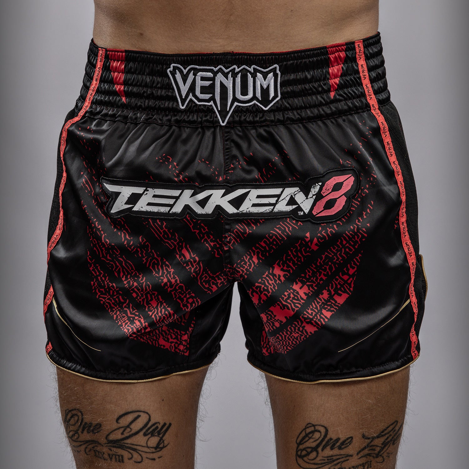 Short de Muay Thai Venum x TEKKEN 8 - Marshall Law - Noir/Rouge/Or - product-type_Shorts de Muay Thai