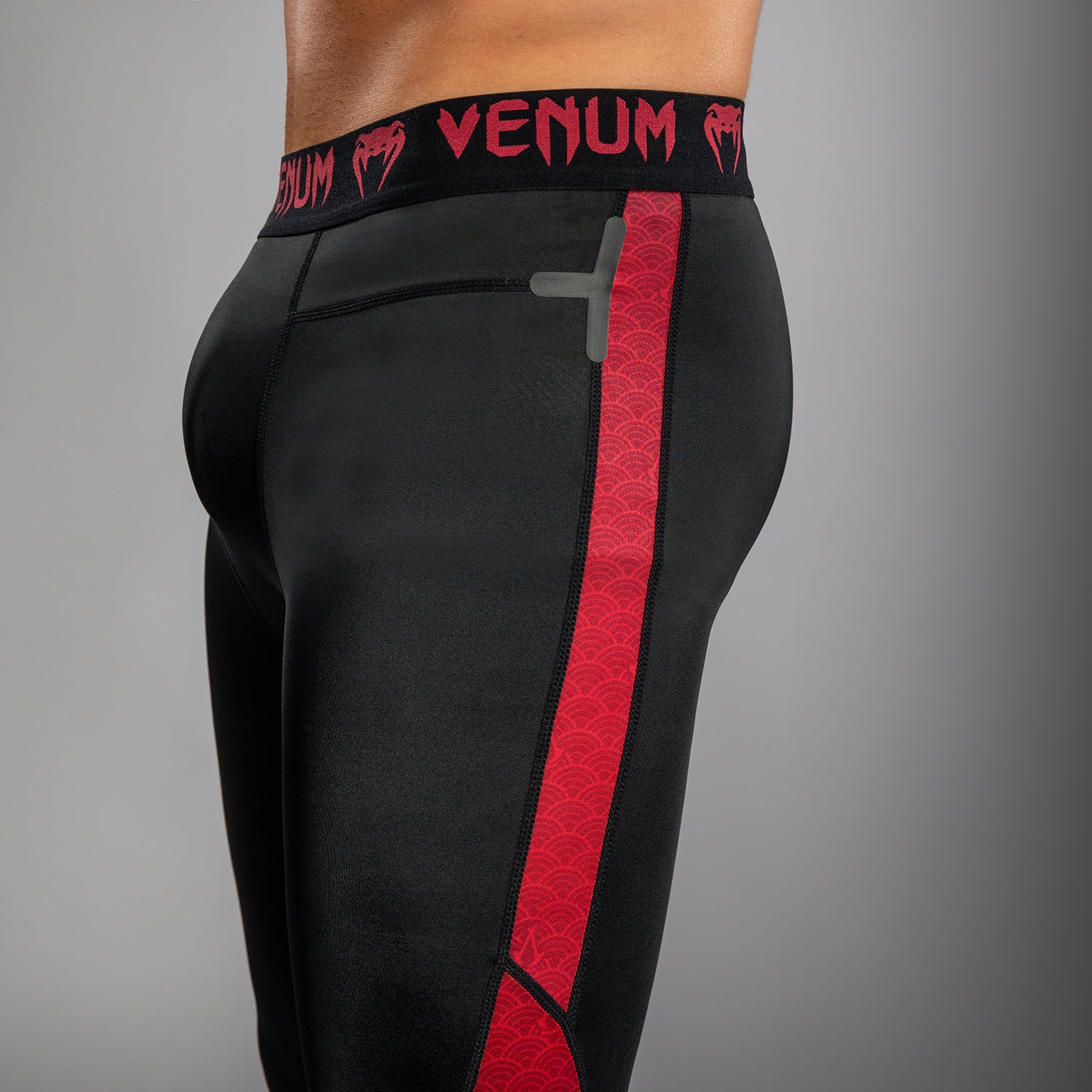 Pantalon de compression pour Hommes Venum x Assassin’s Creed Shadows - Bordeaux/Black - product-type_Pantalons de Compression
