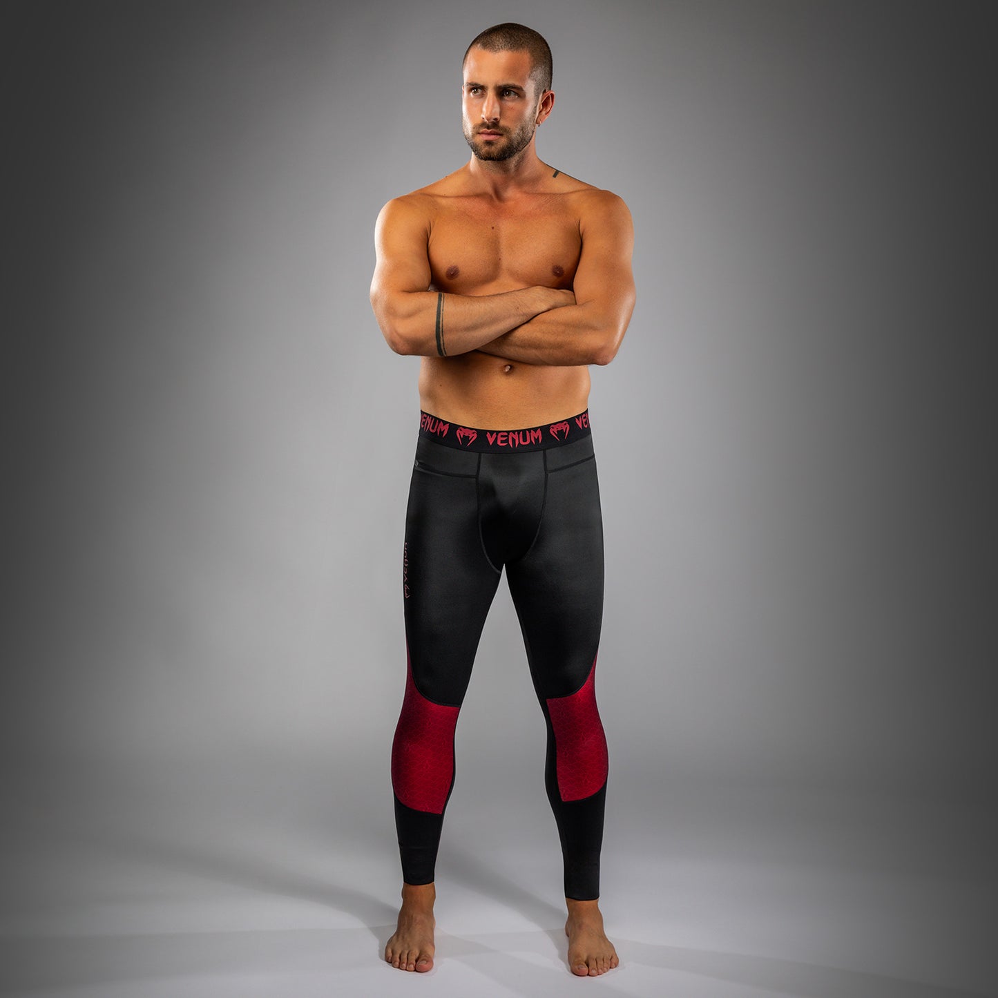 Pantalon de compression pour Hommes Venum x Assassin’s Creed Shadows - Bordeaux/Black - product-type_Pantalons de Compression
