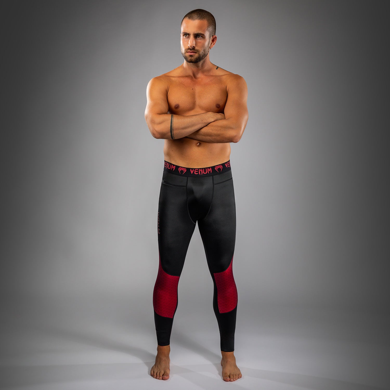 Pantalon de compression pour Hommes Venum x Assassin’s Creed Shadows - Bordeaux/Black - product-type_Pantalons de Compression