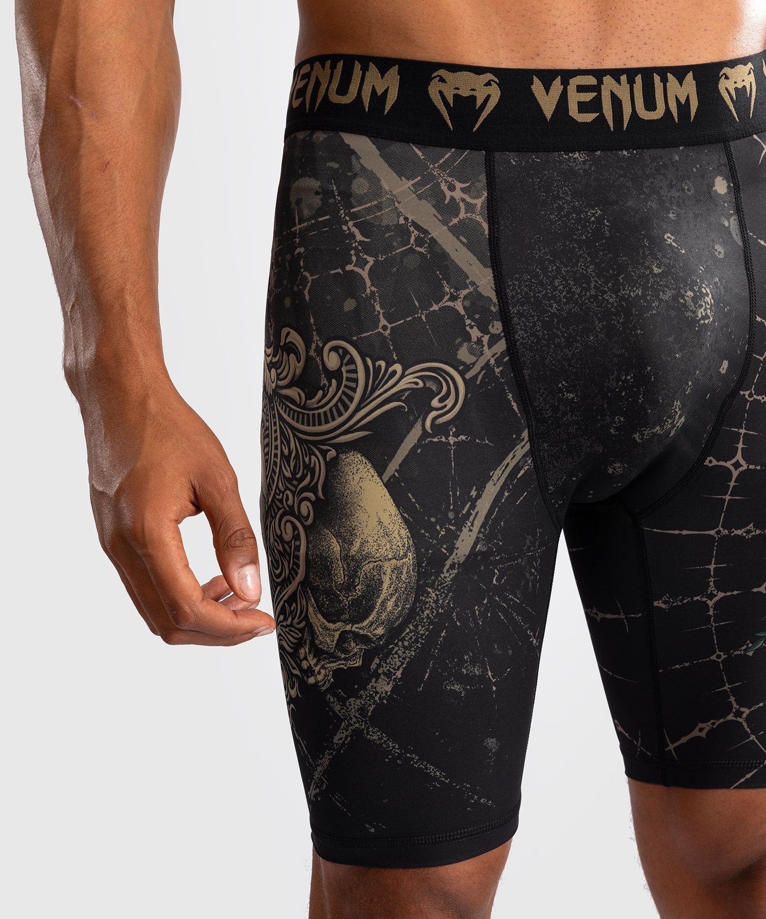 Short de compression pour Hommes Venum Santa Muerte 5.0 - Noir Profond/Or - product-type_Shorts de compression