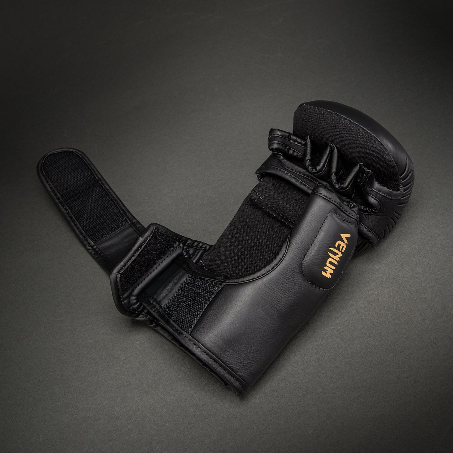 Gants de Sparring en Cuir Venum Attack 2.0 – Noir/Or