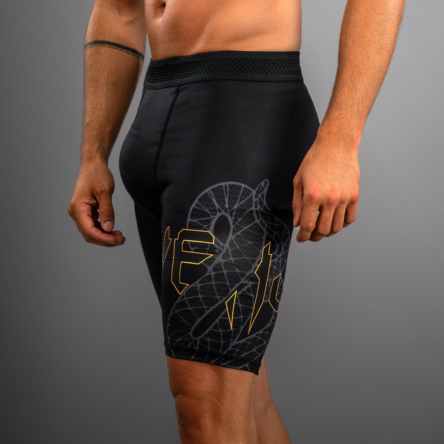 Short de Compression Venum Serpenti – Noir/Argent/Or - product-type_Shorts de compression