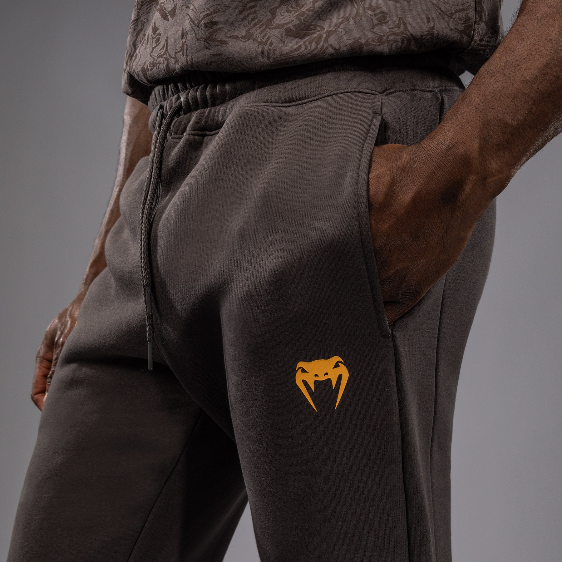 Pantalon en Coton pour Hommes UFC Fusion by Venum Fight Week - Marron Terrestre - product-type_Pantalons de jogging