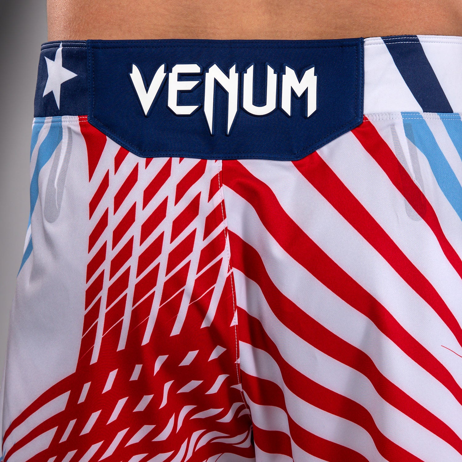 Official UFC Freedom 250 by Venum Authentic Fight Night Short de combat coupe longue pour homme - Blanc - product-type_Shorts de MMA