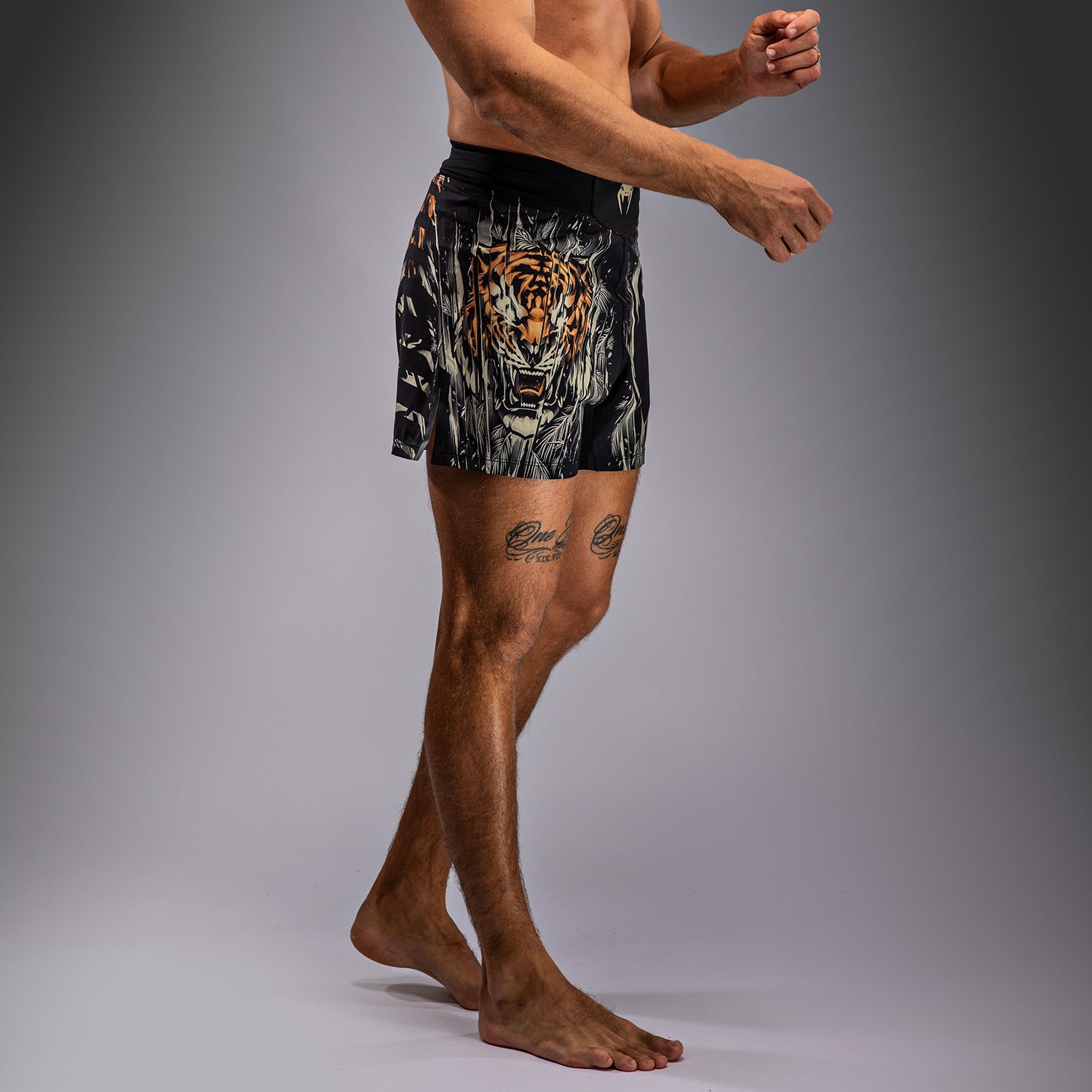 Short de Combat Venum Tiger pour Hommes - Noir/Orange Néon - product-type_Shorts de MMA