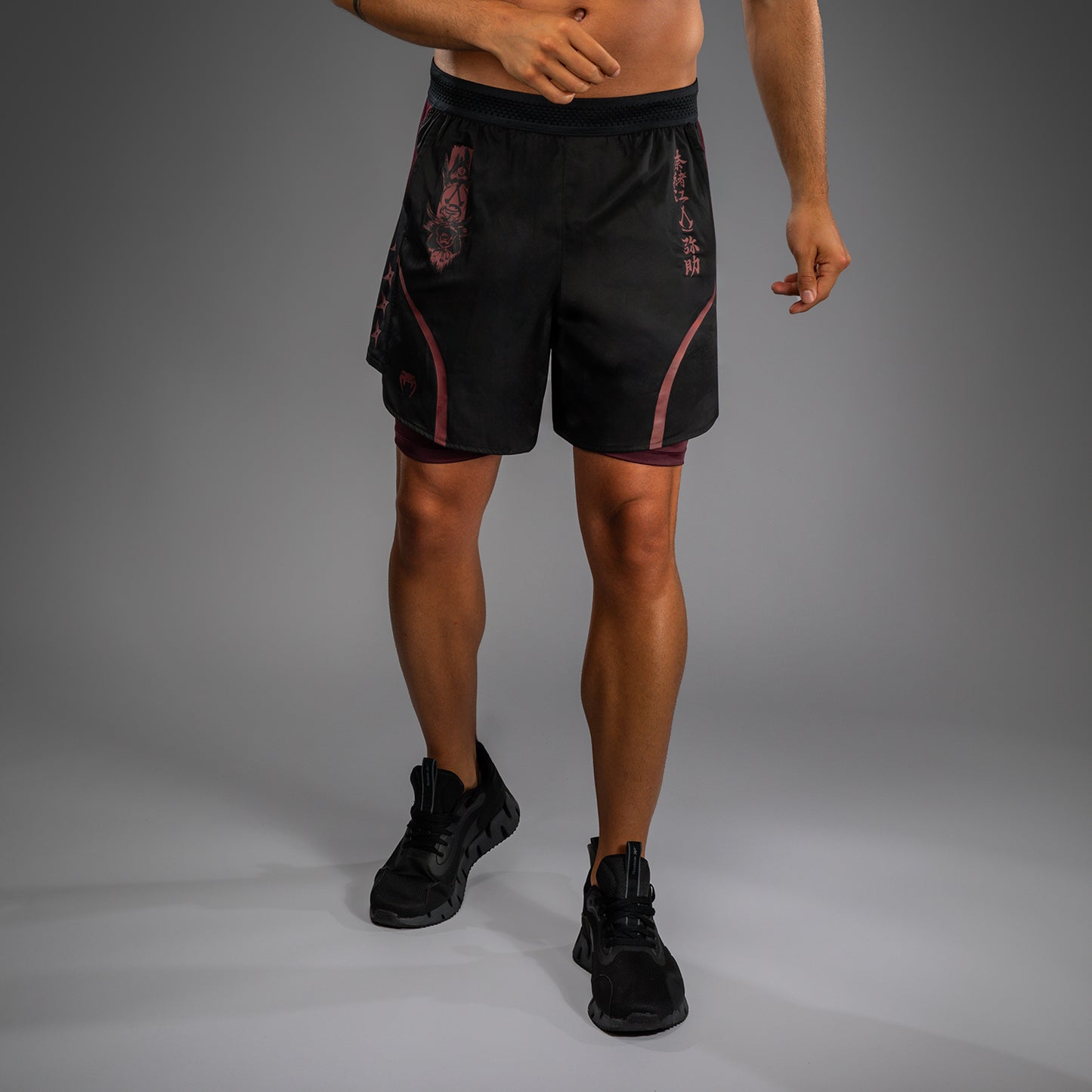 Short d'Entraînement pour Hommes Venum x Assassin’s Creed Shadows - Bordeaux/Noir - product-type_Shorts de training