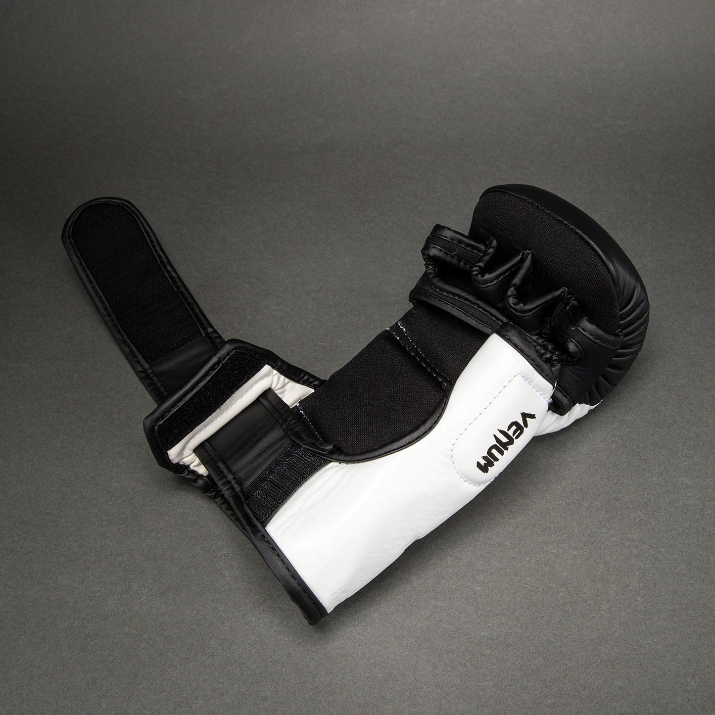 Gants de Sparring en Cuir Venum Attack 2.0 – Noir/Blanc