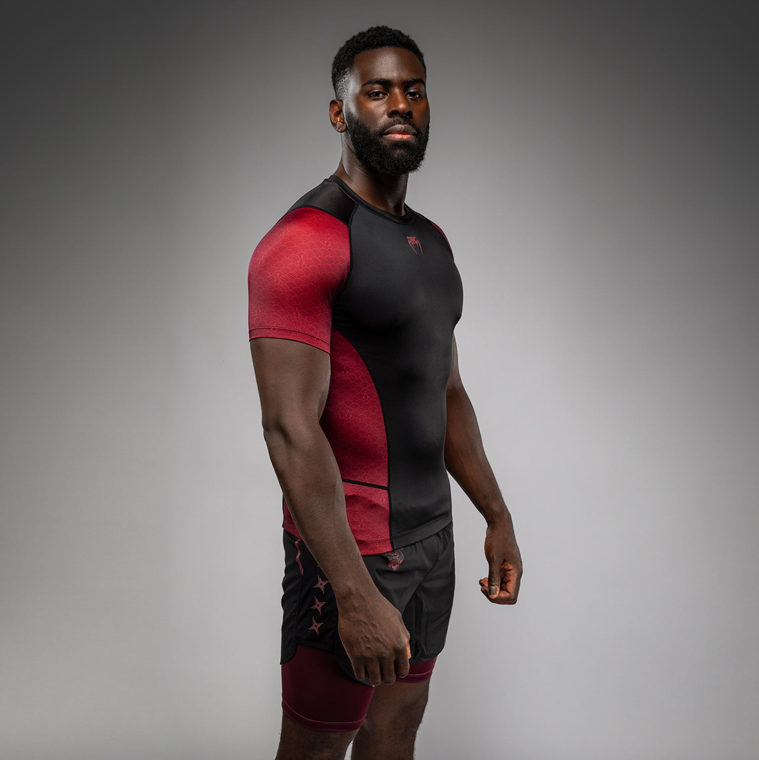 Rashguard à manches courtes pour Hommes Homme Venum x Assassin’s Creed Shadows - Bordeaux/Noir - product-type_T-Shirts de Compression