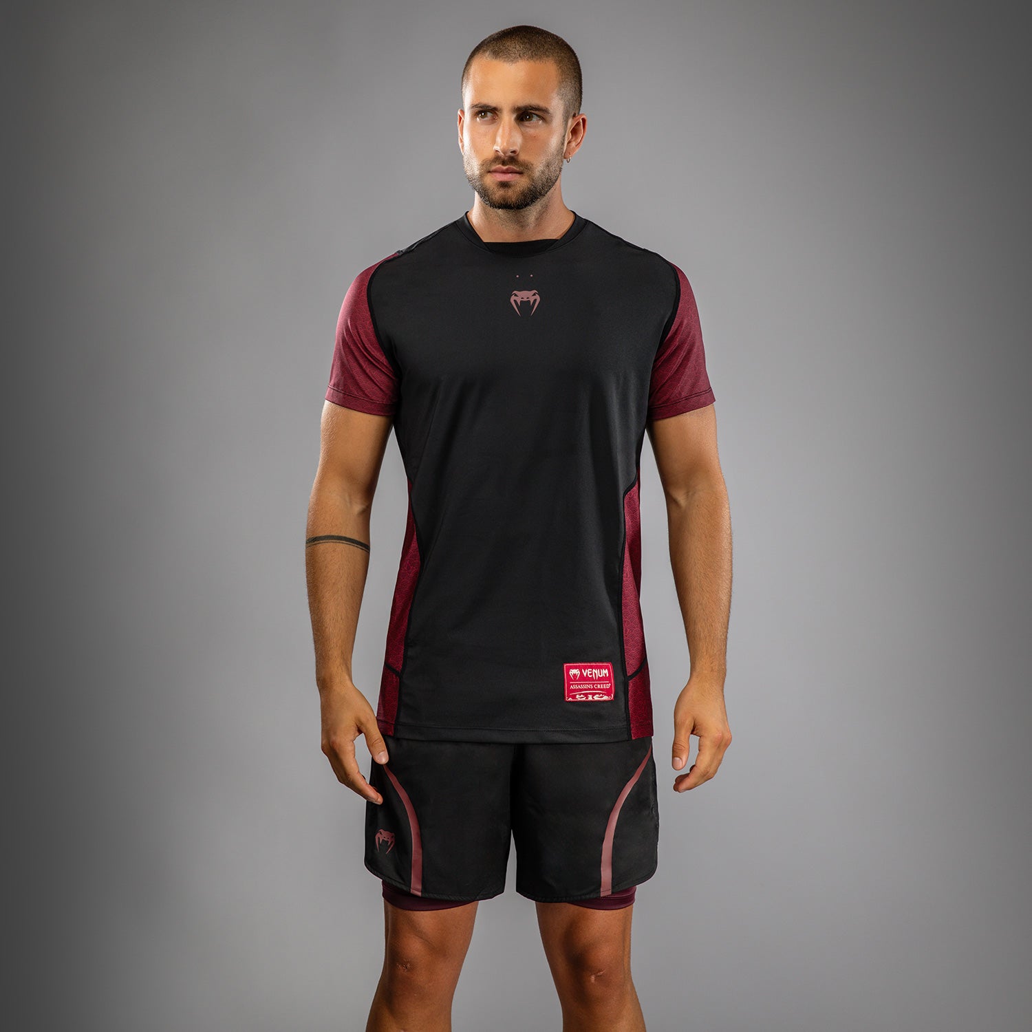 T-shirt Dry-Tech pour Hommes Venum x Assassin’s Creed Shadows - Bordeaux/Noir - product-type_T-Shirts Dry Tech