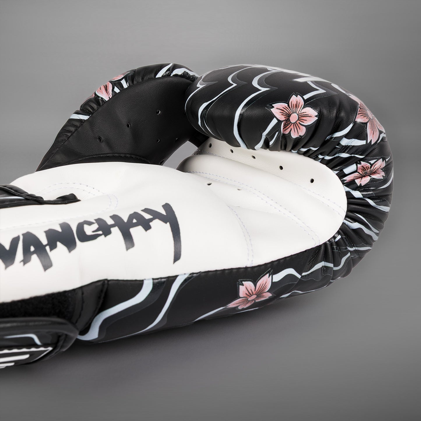 Gants de Boxe Venum x Tawanchay – Noir/Blanc