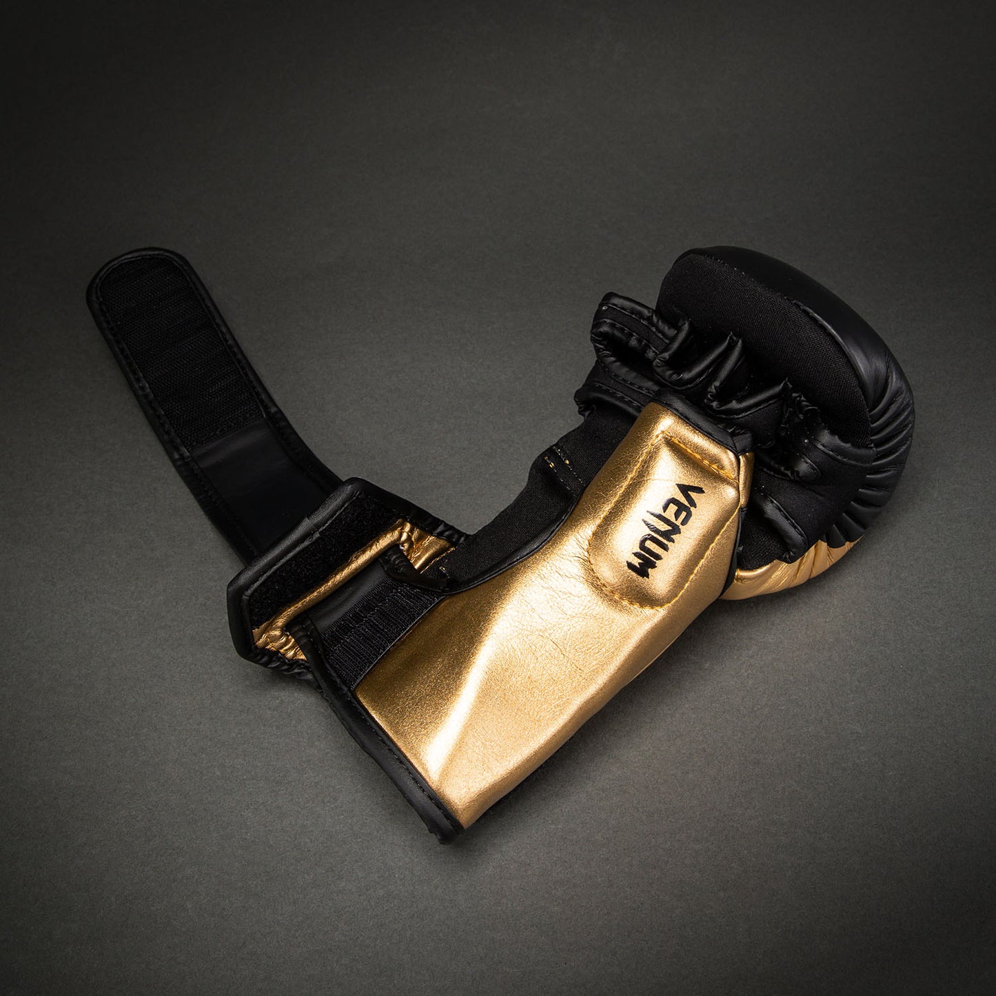 Gants de Sparring en Cuir Venum Attack 2.0 – Or/Noir