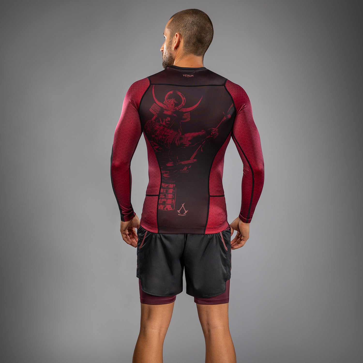 Rashguard à manches longues pour Hommes Venum x Assassin’s Creed Shadows - Bordeaux/Noir - product-type_T-Shirts de Compression