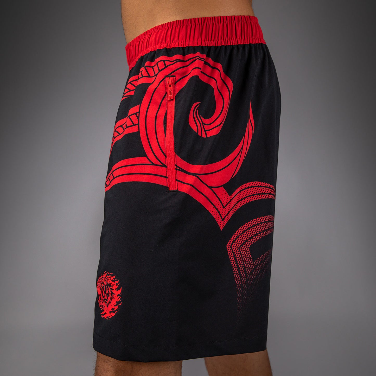 Short d'entraînement Venum x Mike Tyson Tiger - Noir Profond/Rouge Intense