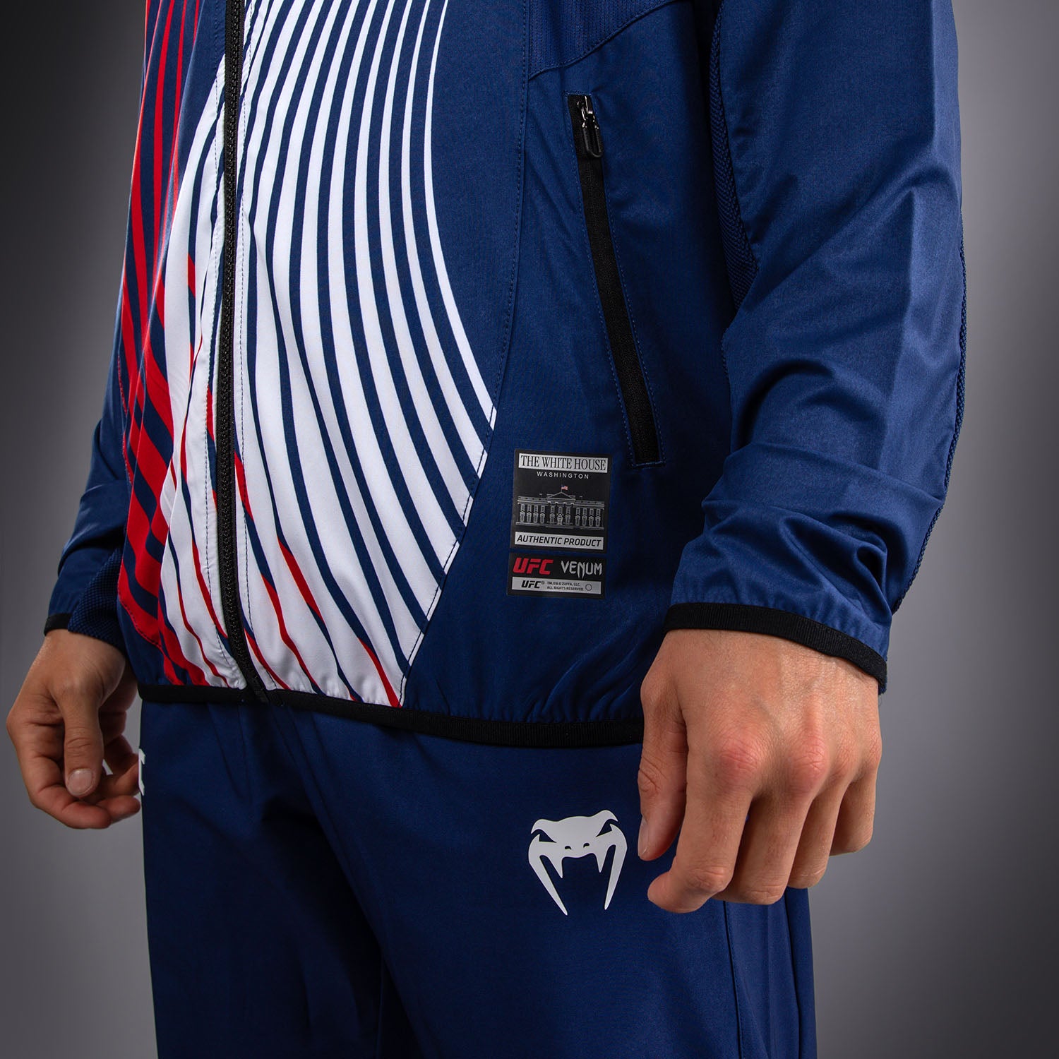 UFC Freedom 250 by Venum Authentic Fight Night Sweat à capuche Walkout Personnalisé pour homme - Bleu - product-type_Vestes