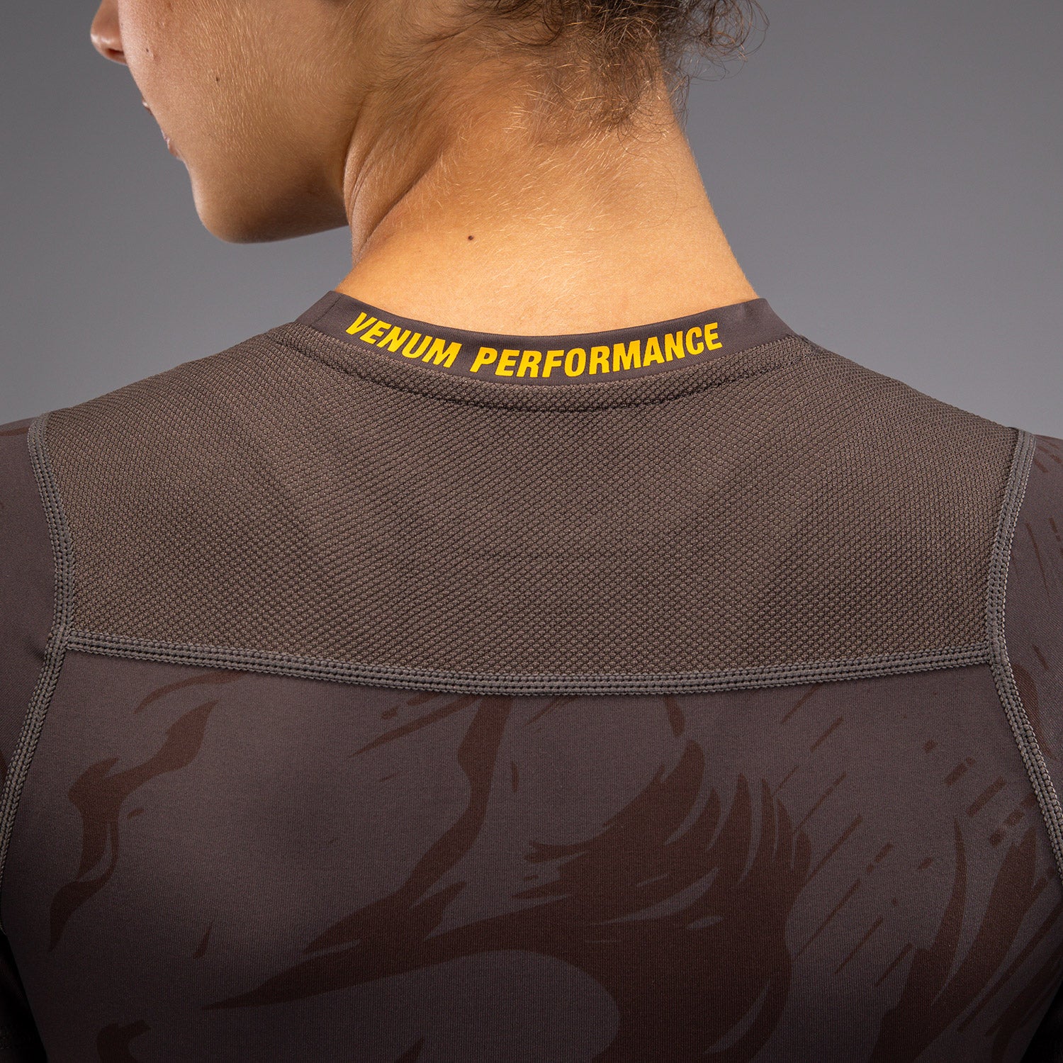 Rashguard Performance à Manches Courtes pour Femmes UFC Fusion by Venum Fight Week - Marron Terrestre - product-type_T-Shirts de Compression