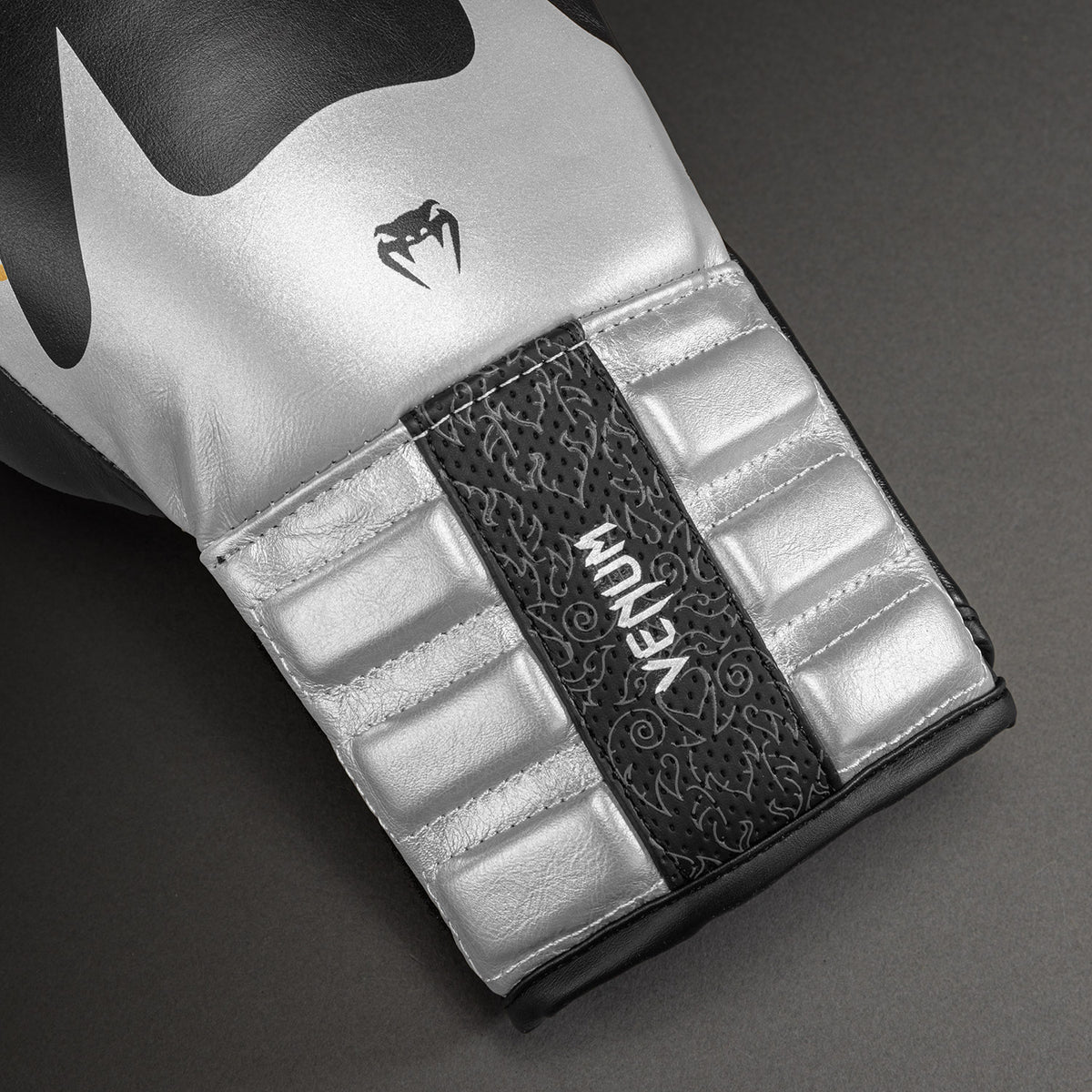 Gants de Boxe Venum Reverso – Noir/Argent