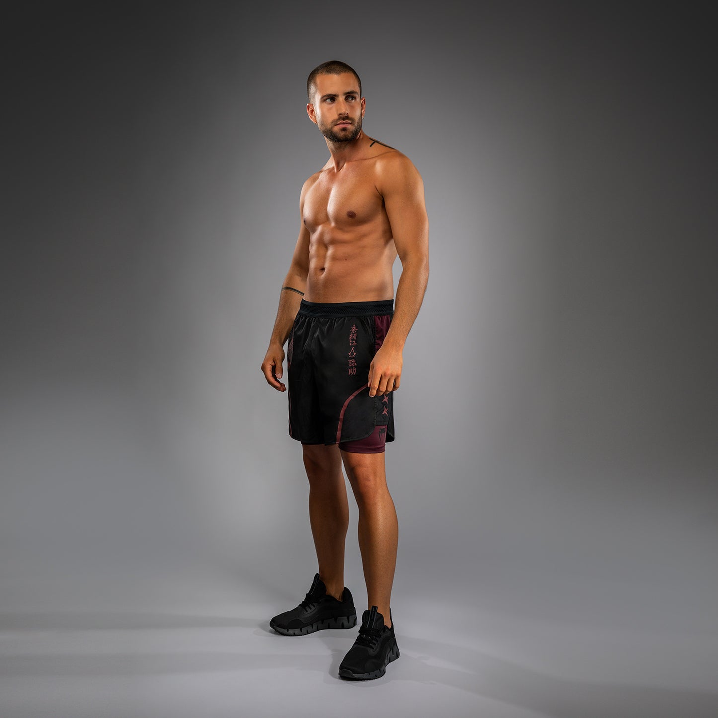 Short d'Entraînement pour Hommes Venum x Assassin’s Creed Shadows - Bordeaux/Noir - product-type_Shorts de training