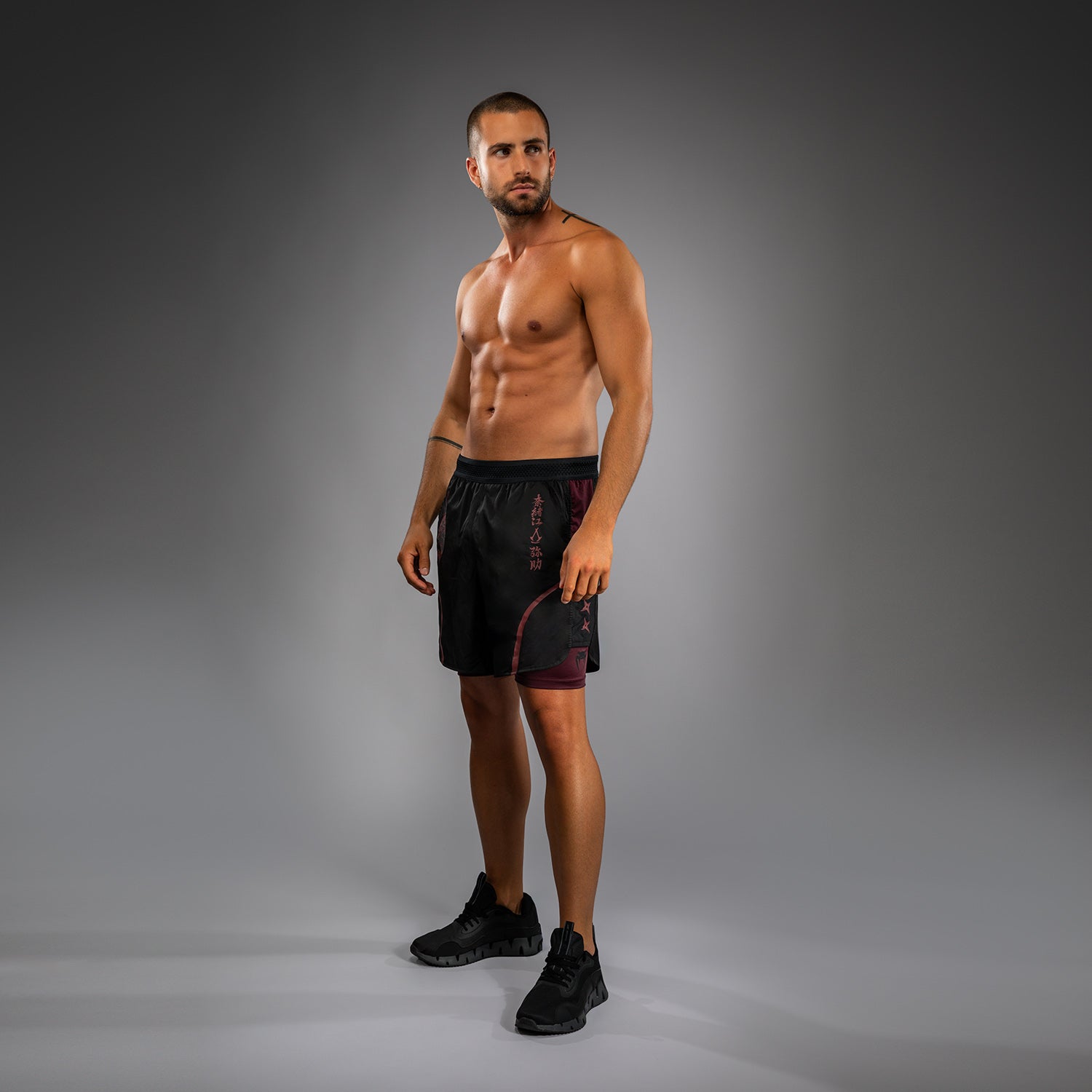 Short d'Entraînement pour Hommes Venum x Assassin’s Creed Shadows - Bordeaux/Noir - product-type_Shorts de training