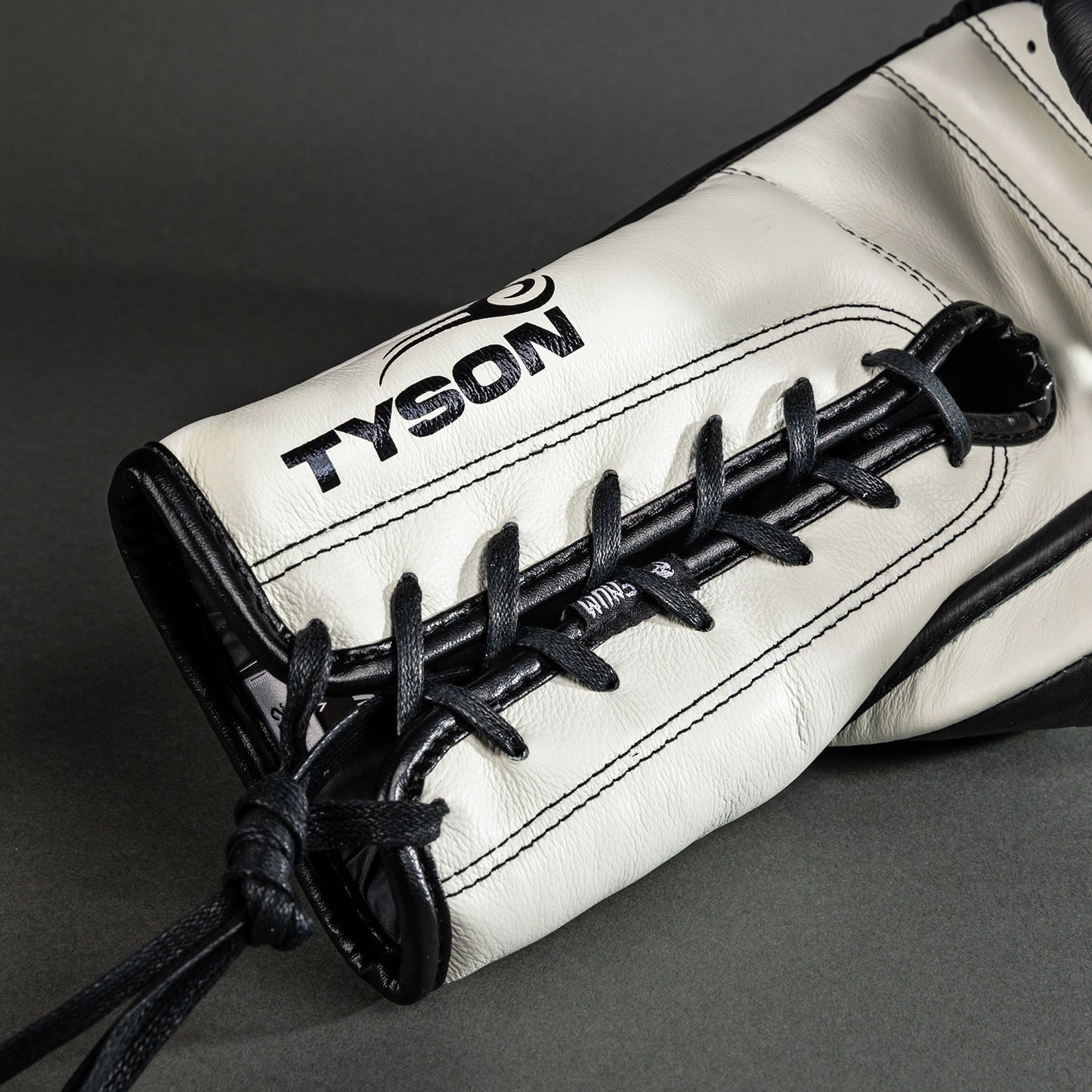 Gants de Boxe Pro Venum Giant 2.0 Mike Tyson avec Lacets - Noir Profond/Blanc Optique