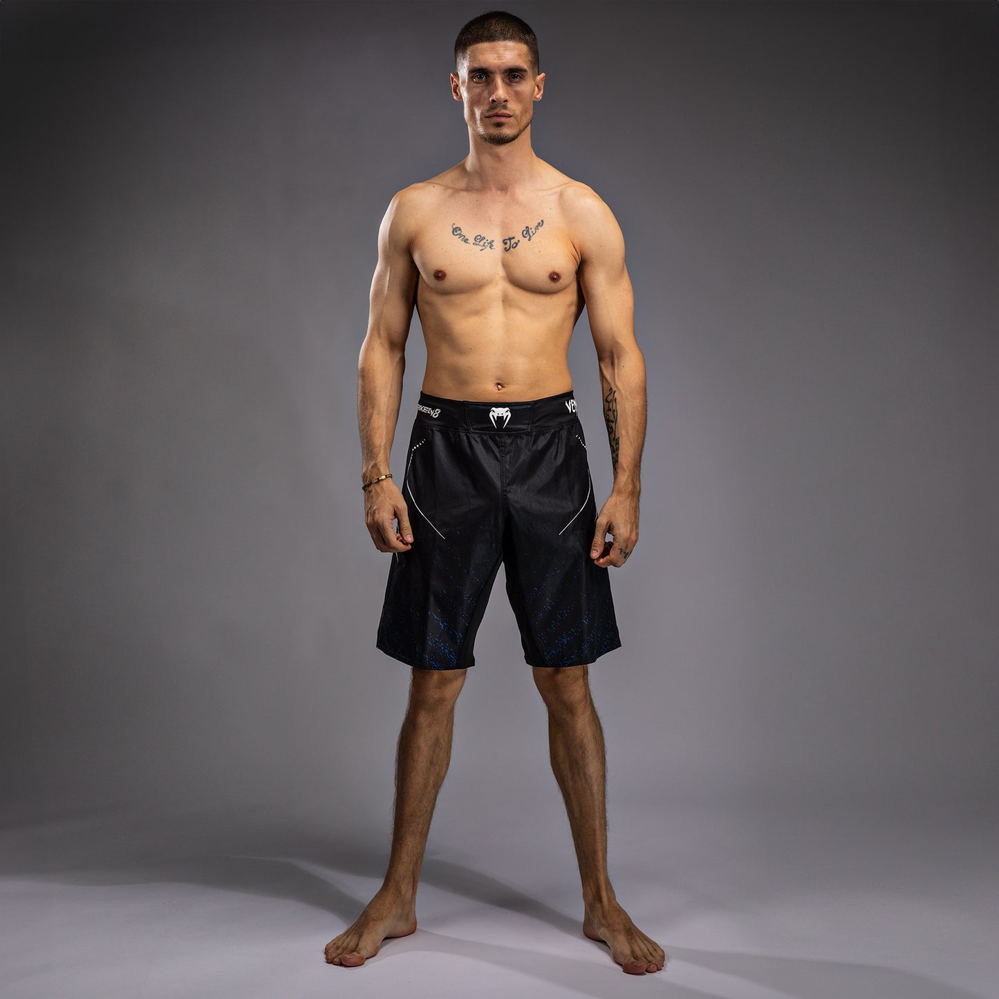 Short de combat Venum x TEKKEN 8 - Jin Kazama - Bleu/Noir/Blanc - product-type_Shorts de MMA