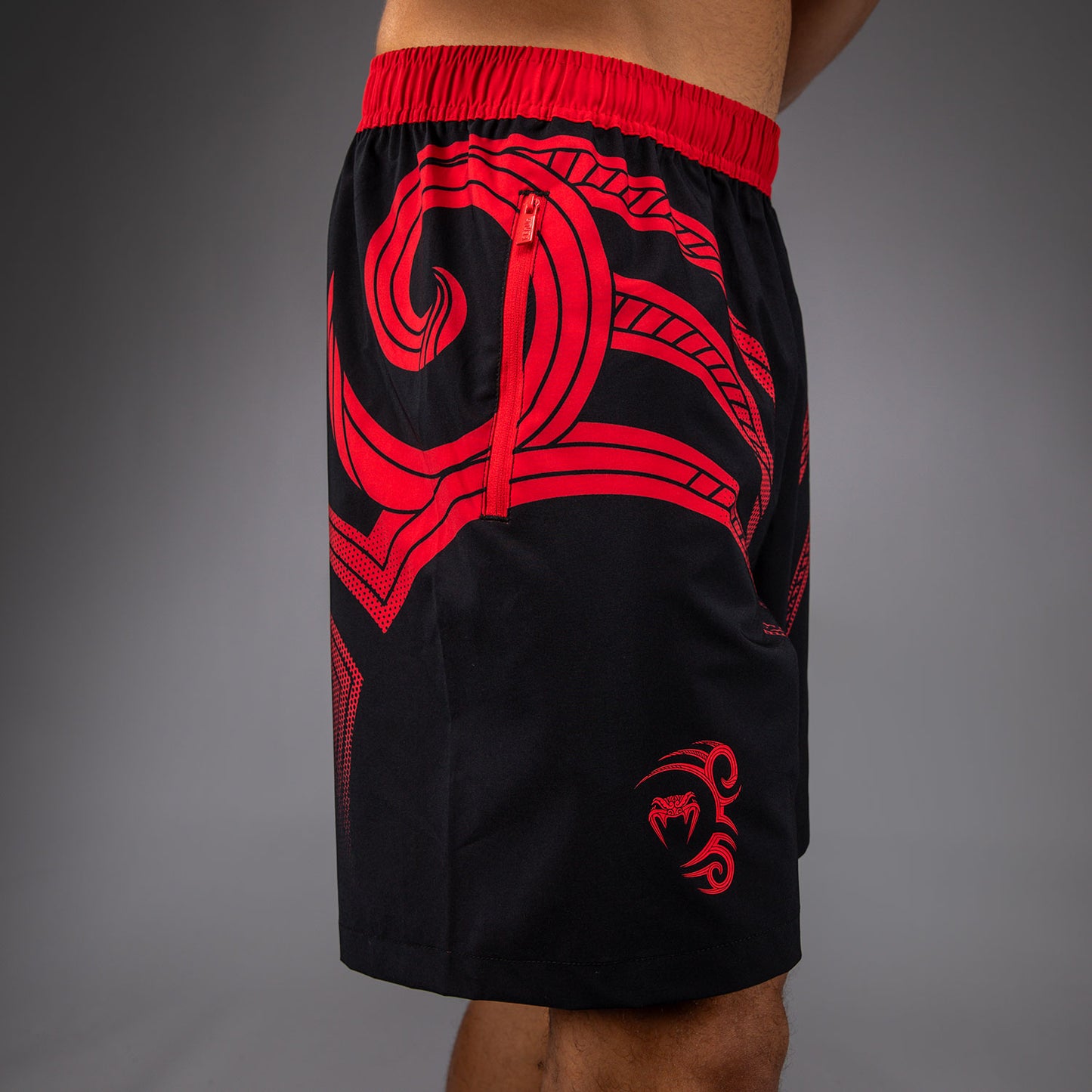 Short d'entraînement Venum x Mike Tyson Tiger - Noir Profond/Rouge Intense