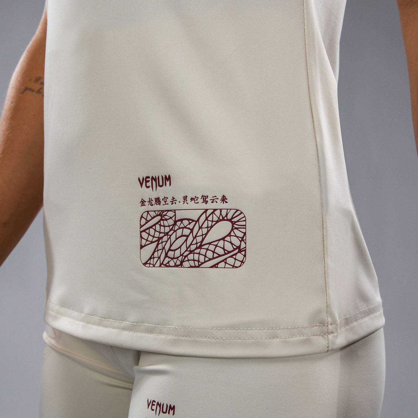 T-shirt Dry-Tech pour Femmes Venum Serpenti – Ivoire/Bordeaux - product-type_T-Shirts de Compression