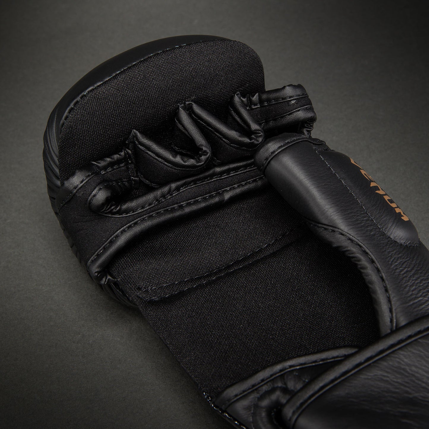 Gants de Sparring en Cuir Venum Attack 2.0 – Noir/Or