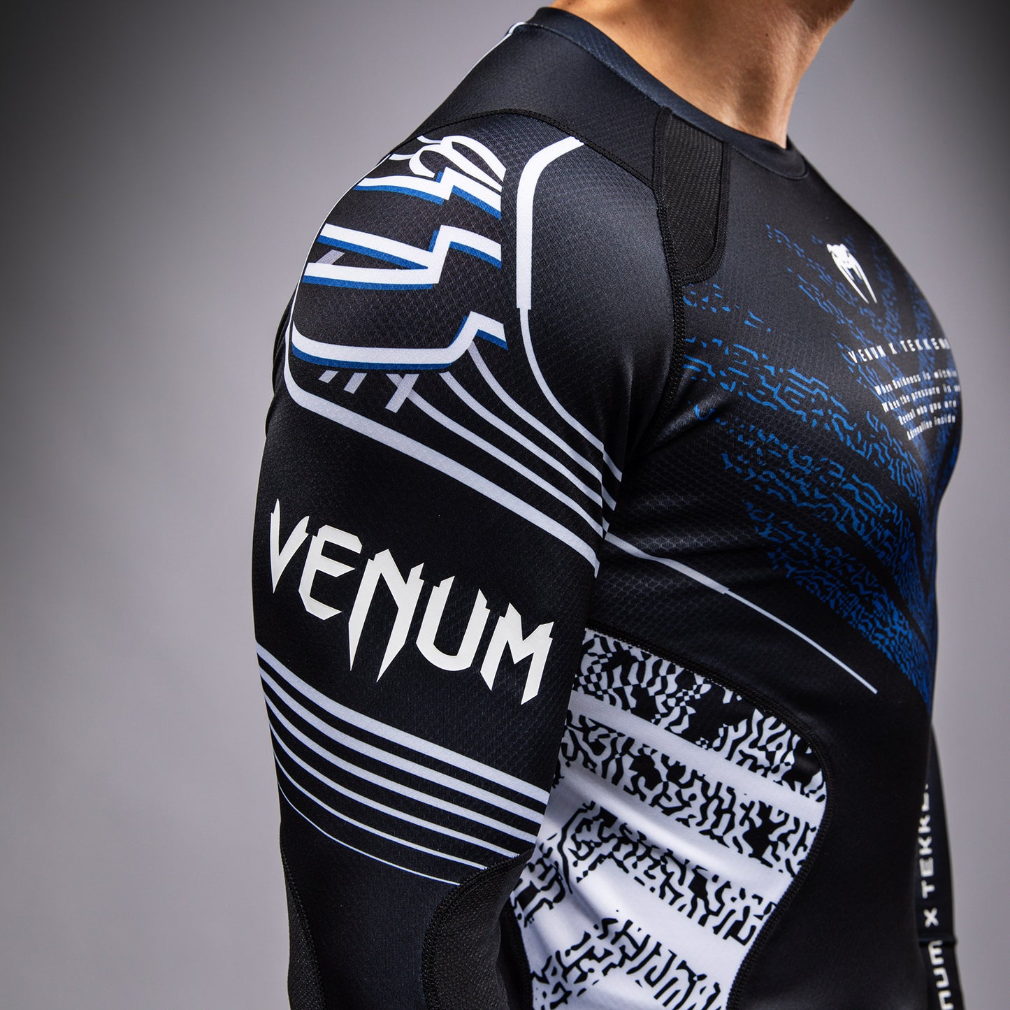 Rashguard Venum x TEKKEN 8 - Jin Kazama - Bleu/Noir/Blanc - product-type_T-Shirts de Compression