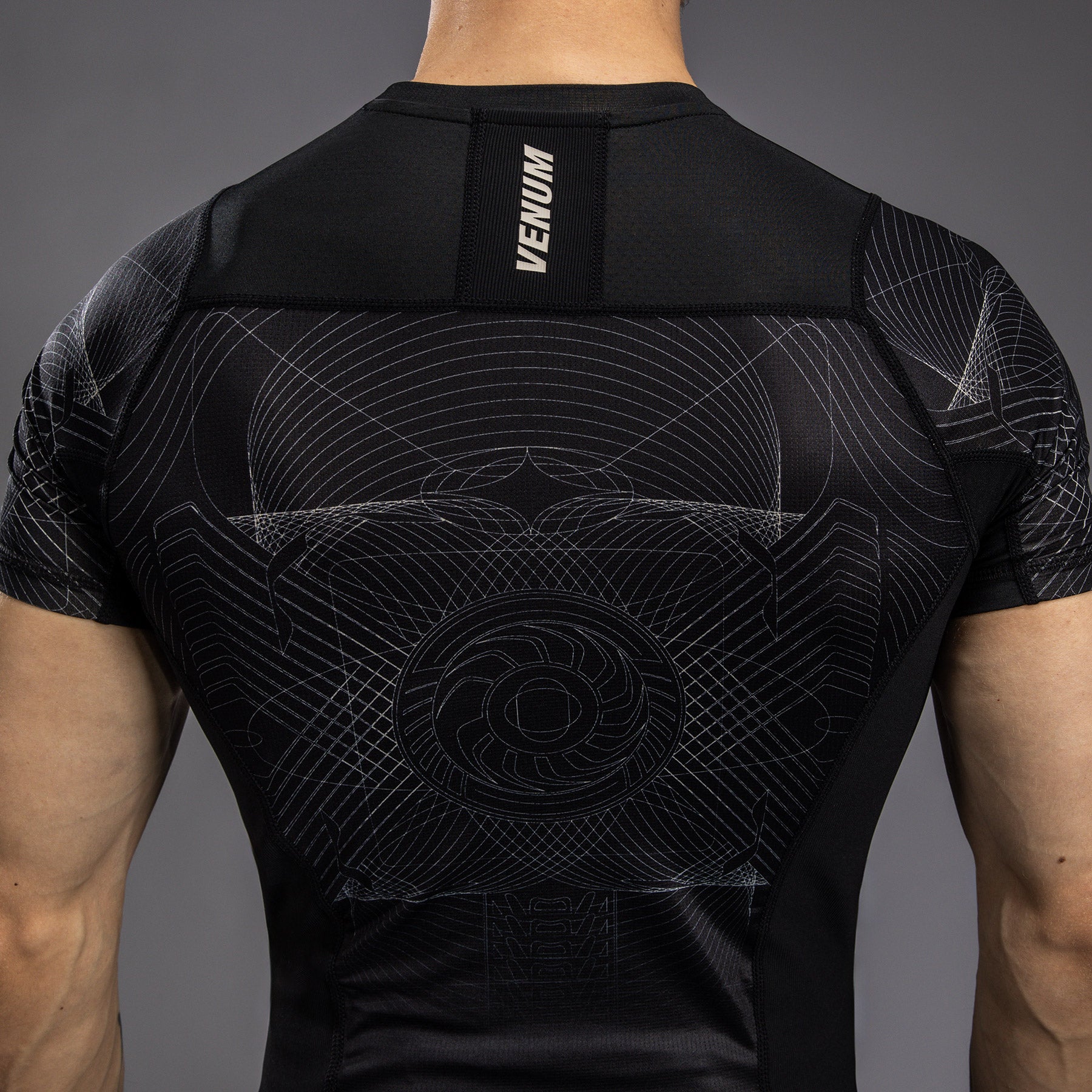 Rashguard à Manches Courtes Venum G-Fit Air pour Hommes - Noir Intense/Sable Désert - product-type_T-Shirts de Compression