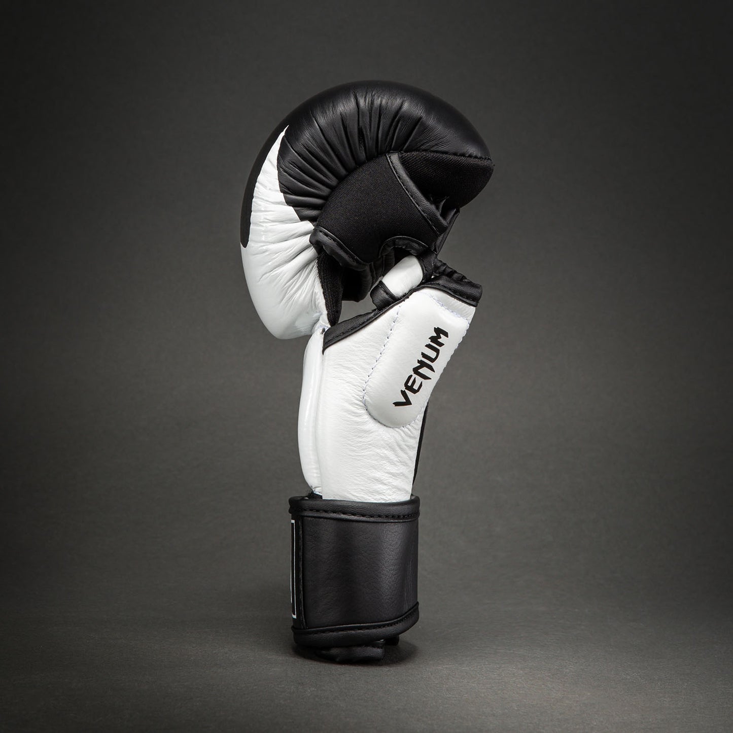 Gants de Sparring en Cuir Venum Attack 2.0 – Noir/Blanc