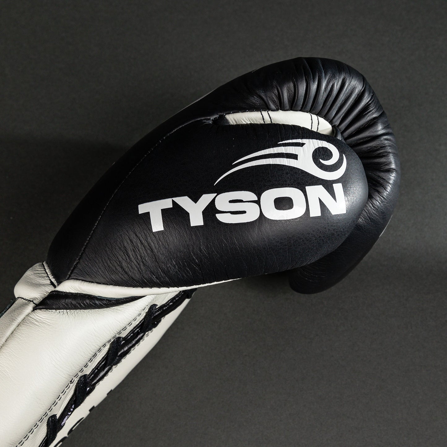 Gants de Boxe Pro Venum Giant 2.0 Mike Tyson avec Lacets - Noir Profond/Blanc Optique