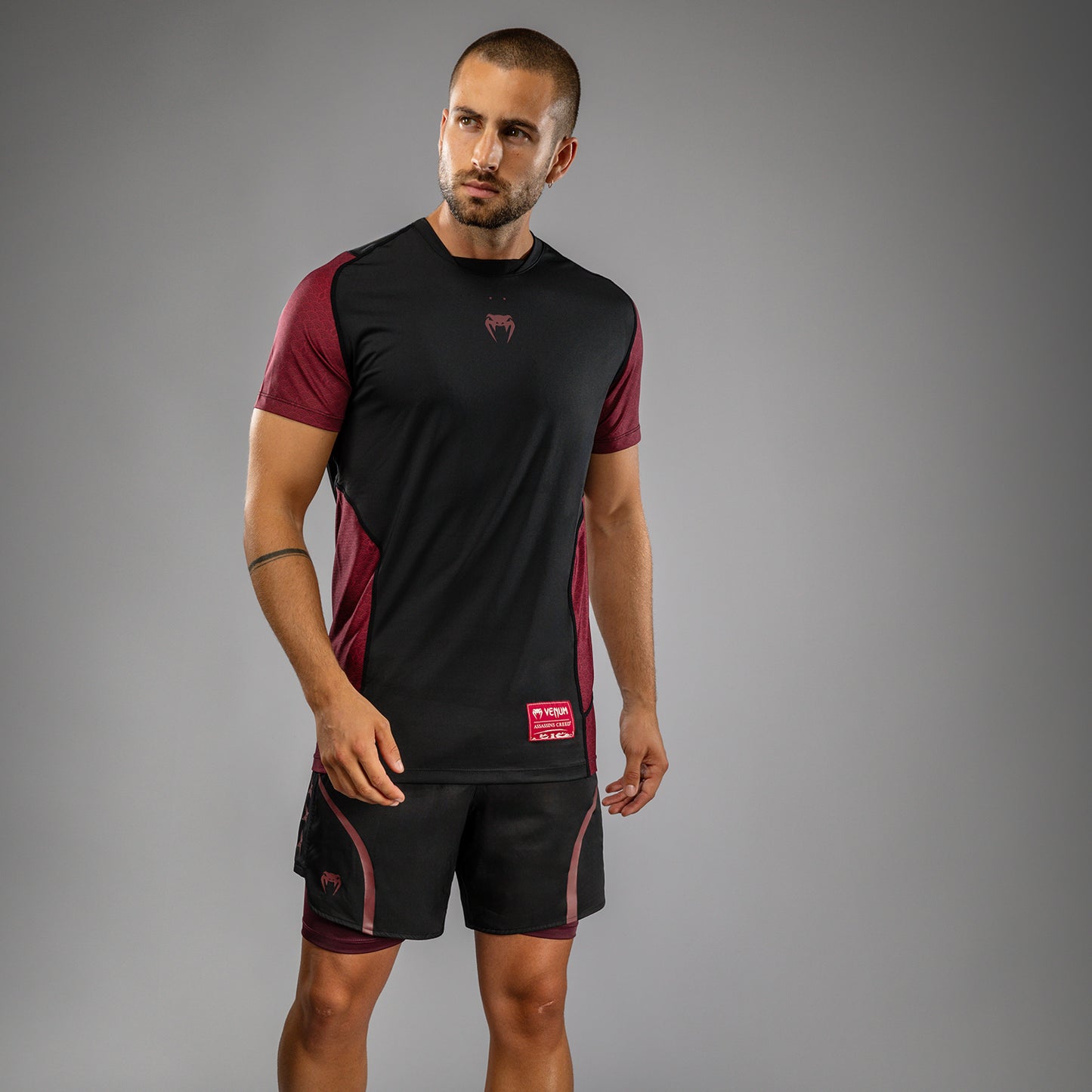 T-shirt Dry-Tech pour Hommes Venum x Assassin’s Creed Shadows - Bordeaux/Noir - product-type_T-Shirts Dry Tech