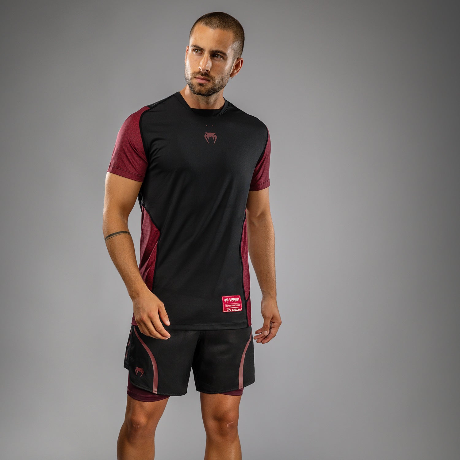 T-shirt Dry-Tech pour Hommes Venum x Assassin’s Creed Shadows - Bordeaux/Noir - product-type_T-Shirts Dry Tech
