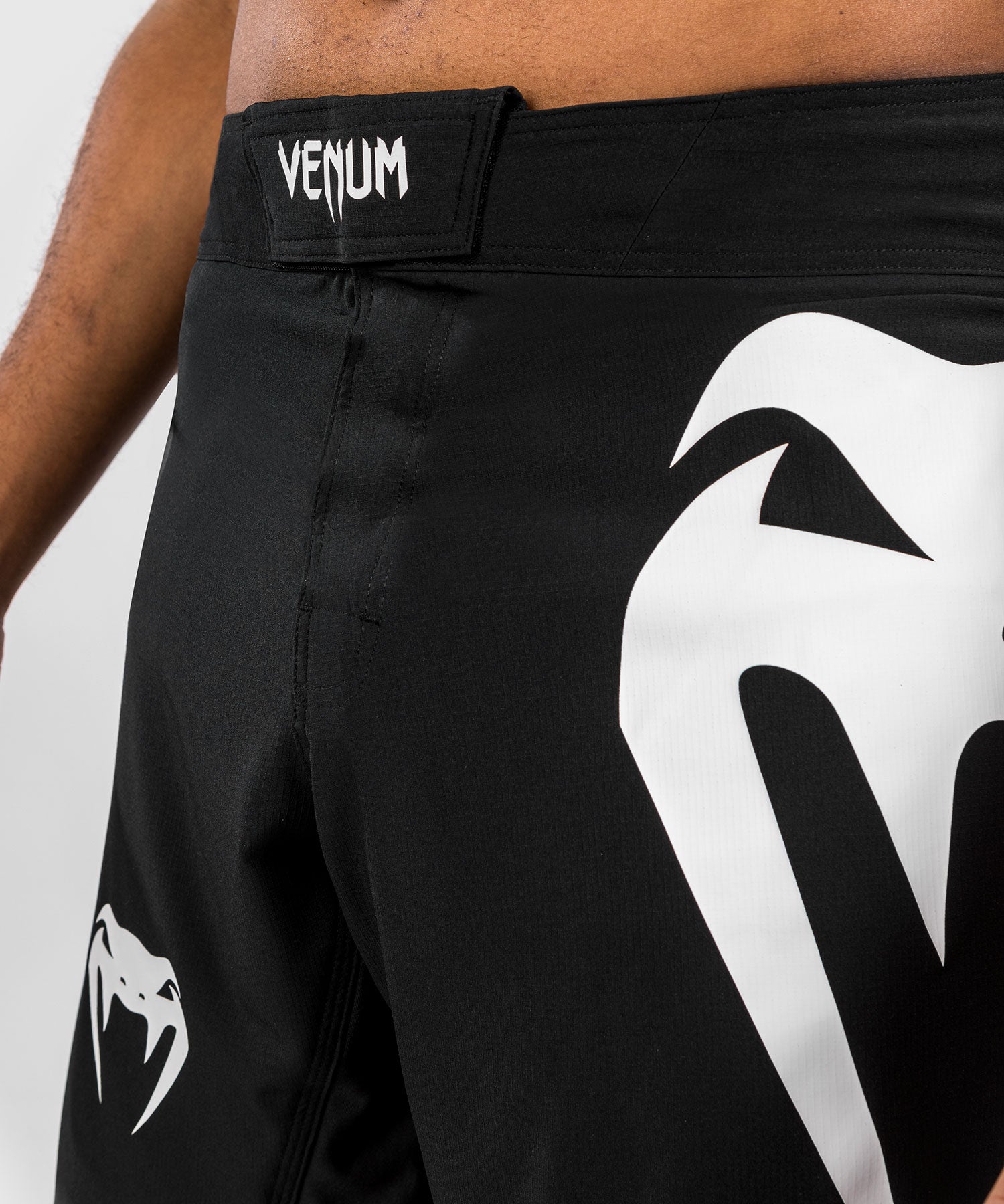 Venum Light 5.0 Short de combat - Noir/Blanc - product-type_Shorts de MMA