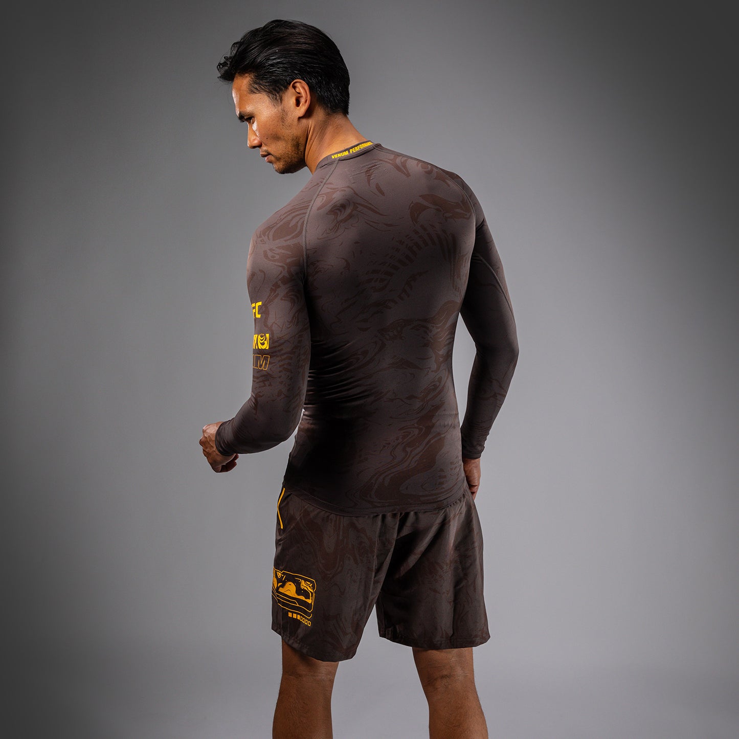 Rashguard Performance à Manches Longues pour Hommes UFC Fusion by Venum Fight Week - Marron Terrestre - product-type_T-Shirts de Compression