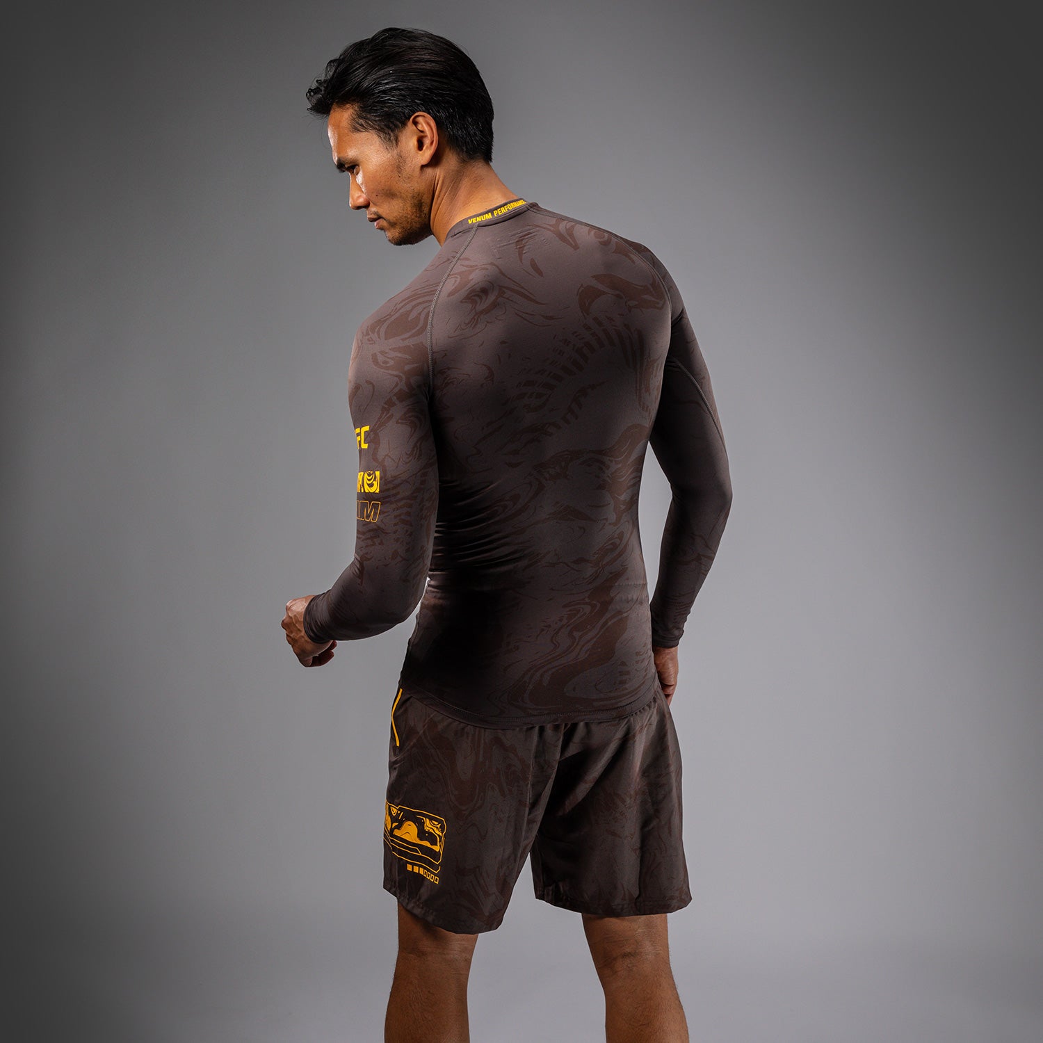 Rashguard Performance à Manches Longues pour Hommes UFC Fusion by Venum Fight Week - Marron Terrestre - product-type_T-Shirts de Compression