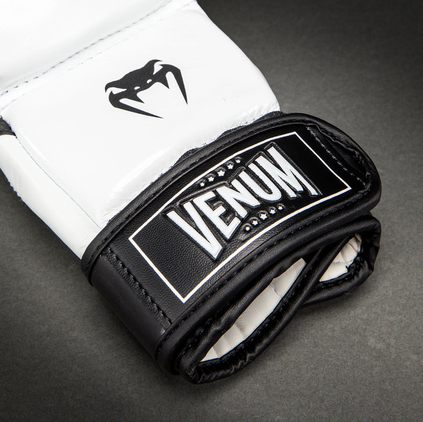 Gants de Sparring en Cuir Venum Attack 2.0 – Noir/Blanc