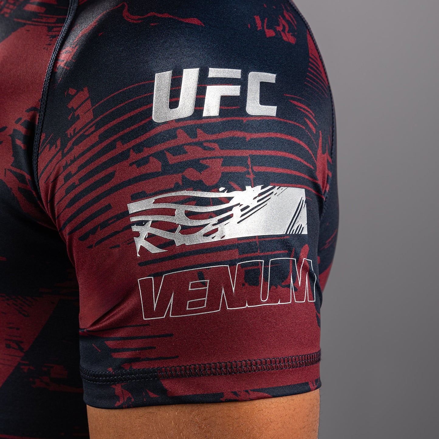 Rashguard manches courtes Performance Homme UFC Zenith by Venum Authentic Fight Week - Bleu marine/Bordeaux/Argent