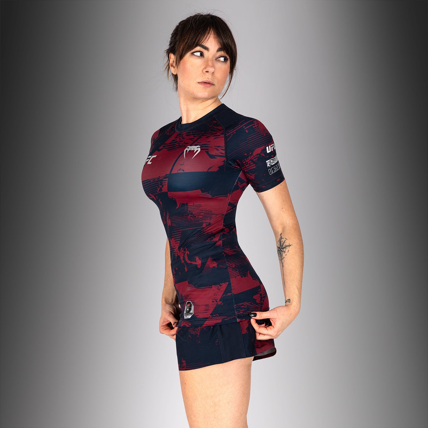 Rashguard manches courtes Performance Femme UFC Zenith by Venum Authentic Fight Week - Bleu marine/Bordeaux/Argent