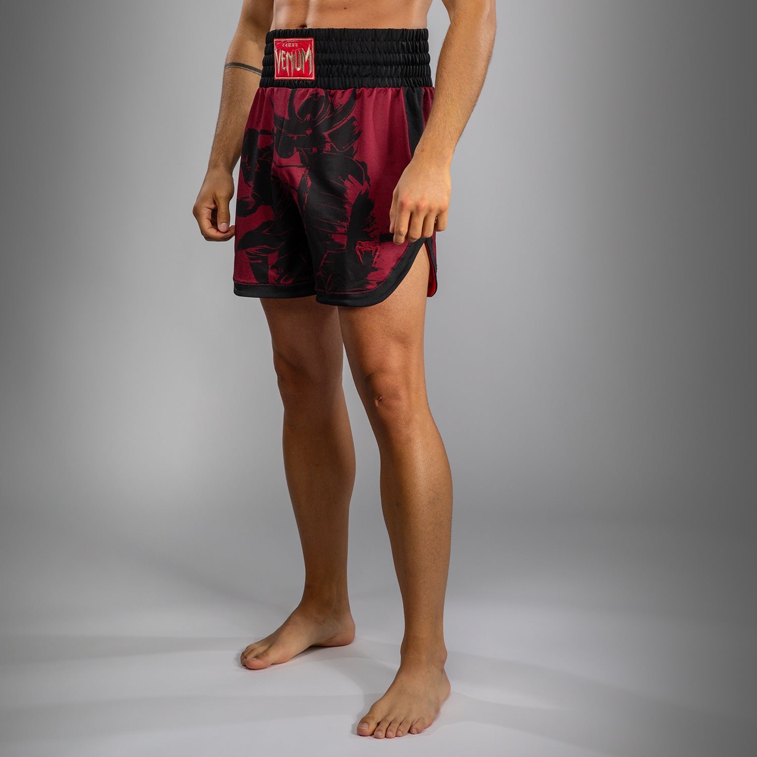 Short de Boxe pour Hommes Venum x Assassin’s Creed Shadows - Bordeaux/Noir - product-type_Shorts de boxe