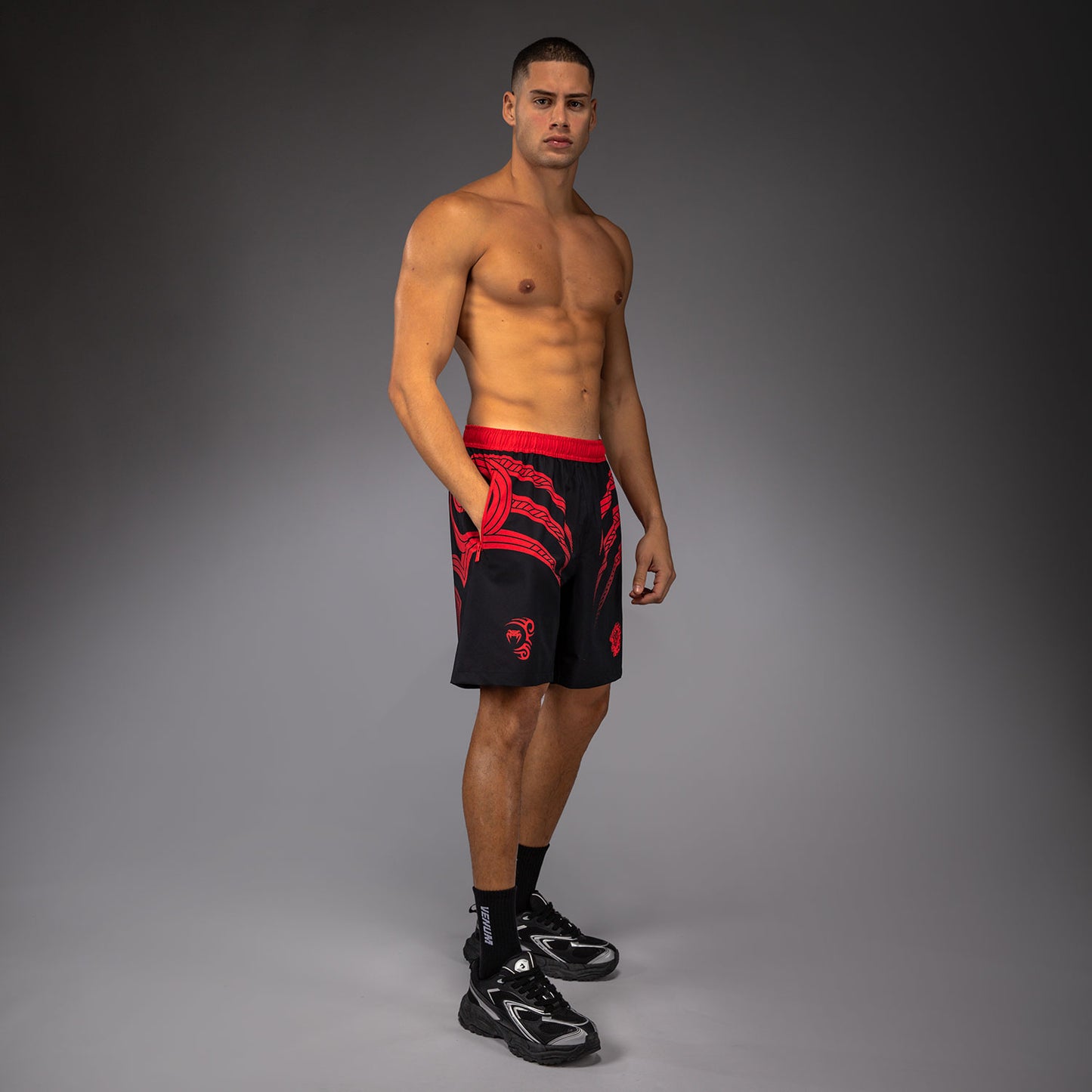 Short d'entraînement Venum x Mike Tyson Tiger - Noir Profond/Rouge Intense