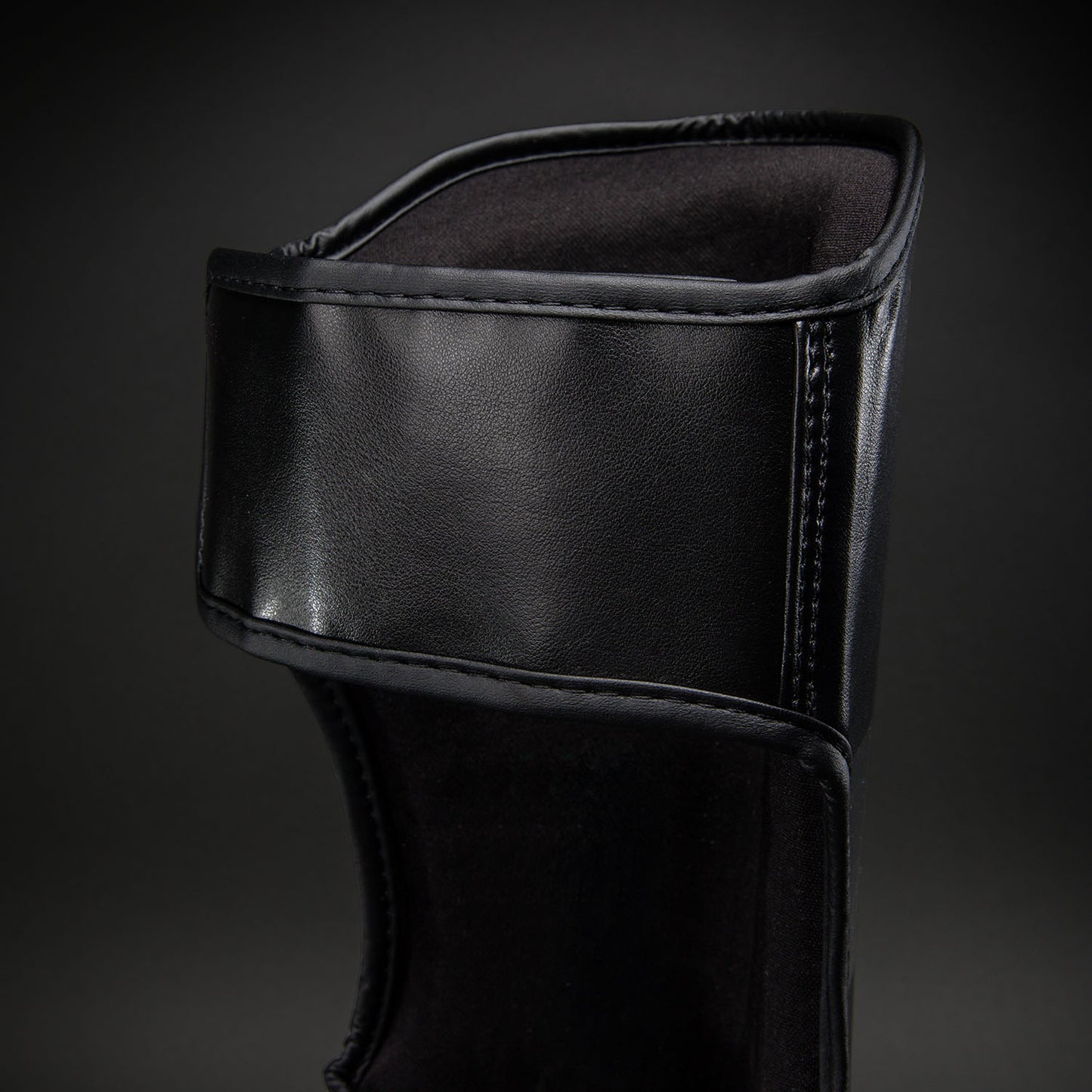 Protège-tibias Ringhorns Charger by Venum – Noir/Or - product-type_Protège-tibias