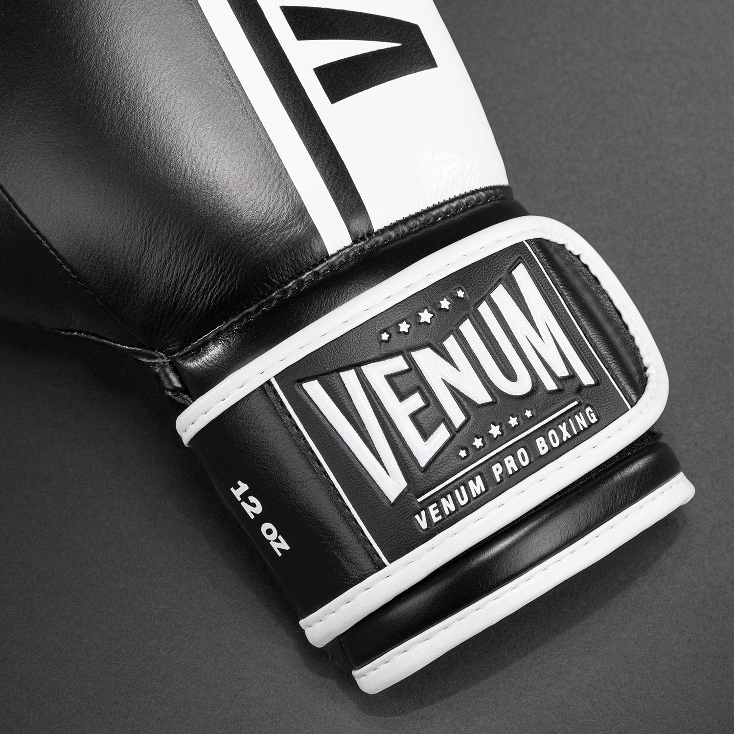 Gants de boxe Venum Shield Pro avec velcro - Noir/Blanc - product-type_Gants de boxe