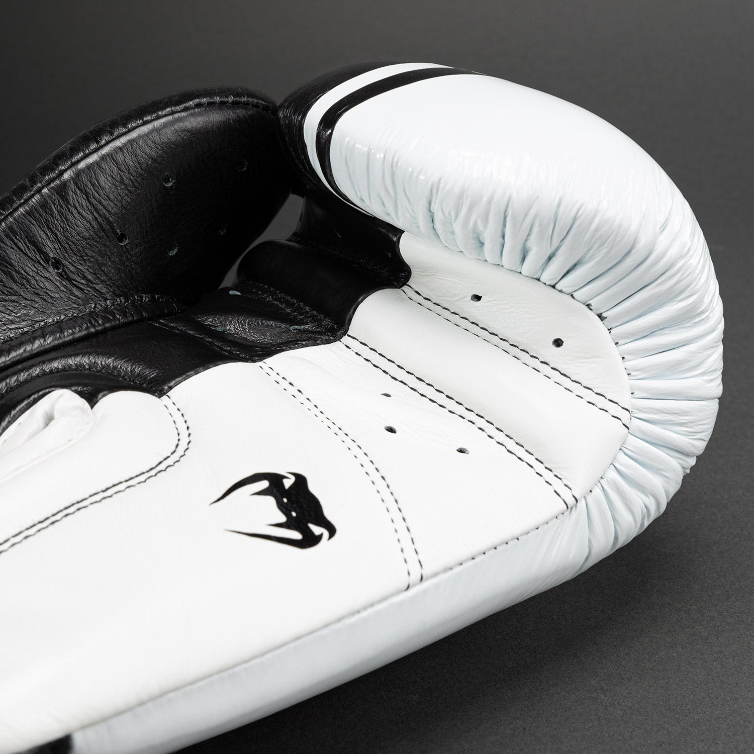 Gants de boxe Venum Shield Pro avec velcro - Noir/Blanc - product-type_Gants de boxe