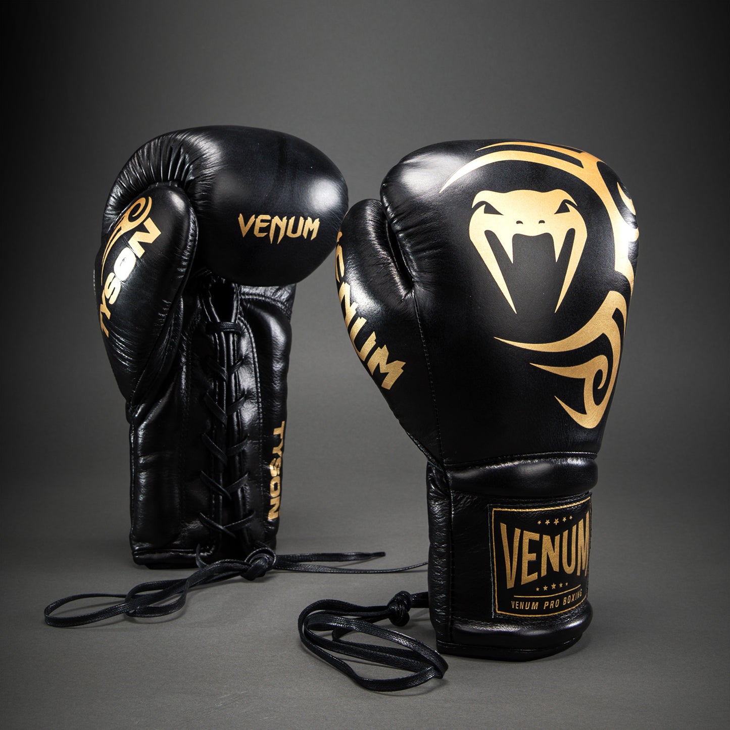 Gants de boxe Venum Giant 2.0 Mike Tyson Pro avec Lacets – Noir/Or - Sac inclus -