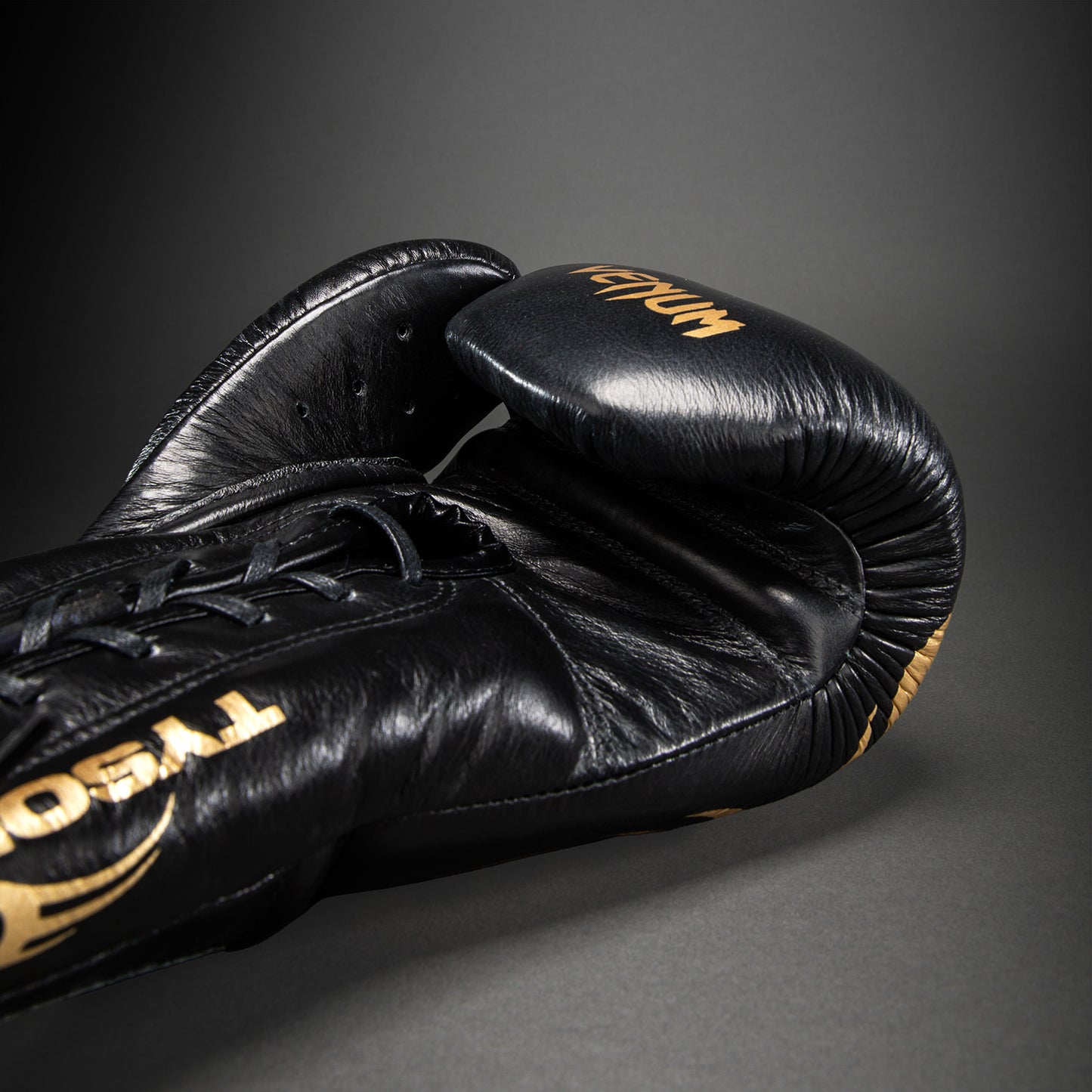 Gants de boxe Venum Giant 2.0 Mike Tyson Pro avec Lacets – Noir/Or - Sac inclus -