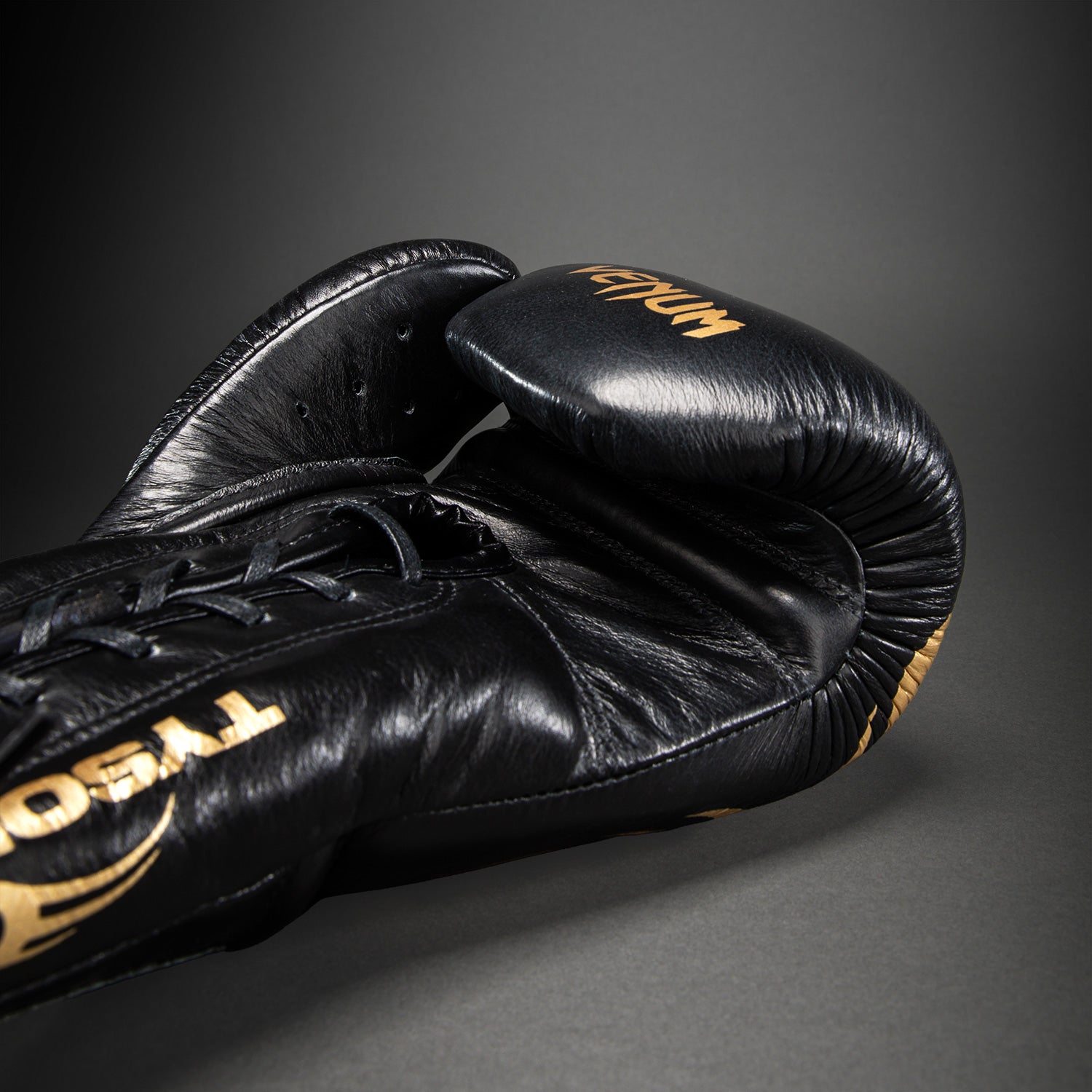 Gants de boxe Venum Giant 2.0 Mike Tyson Pro avec Lacets – Noir/Or - Sac inclus -