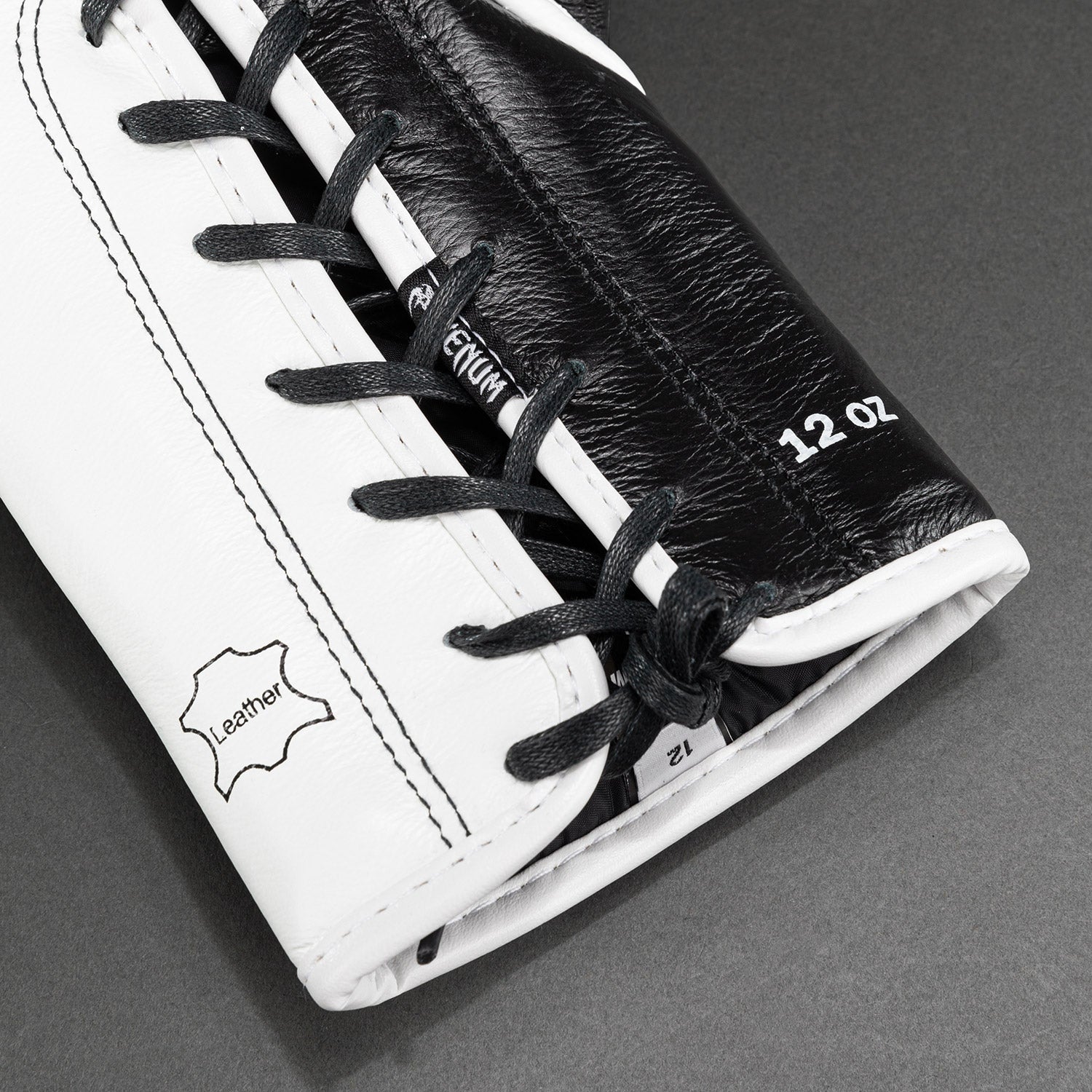 Gants de boxe Venum Hammer Pro avec lacets - Noir/Blanc - product-type_Gants de boxe