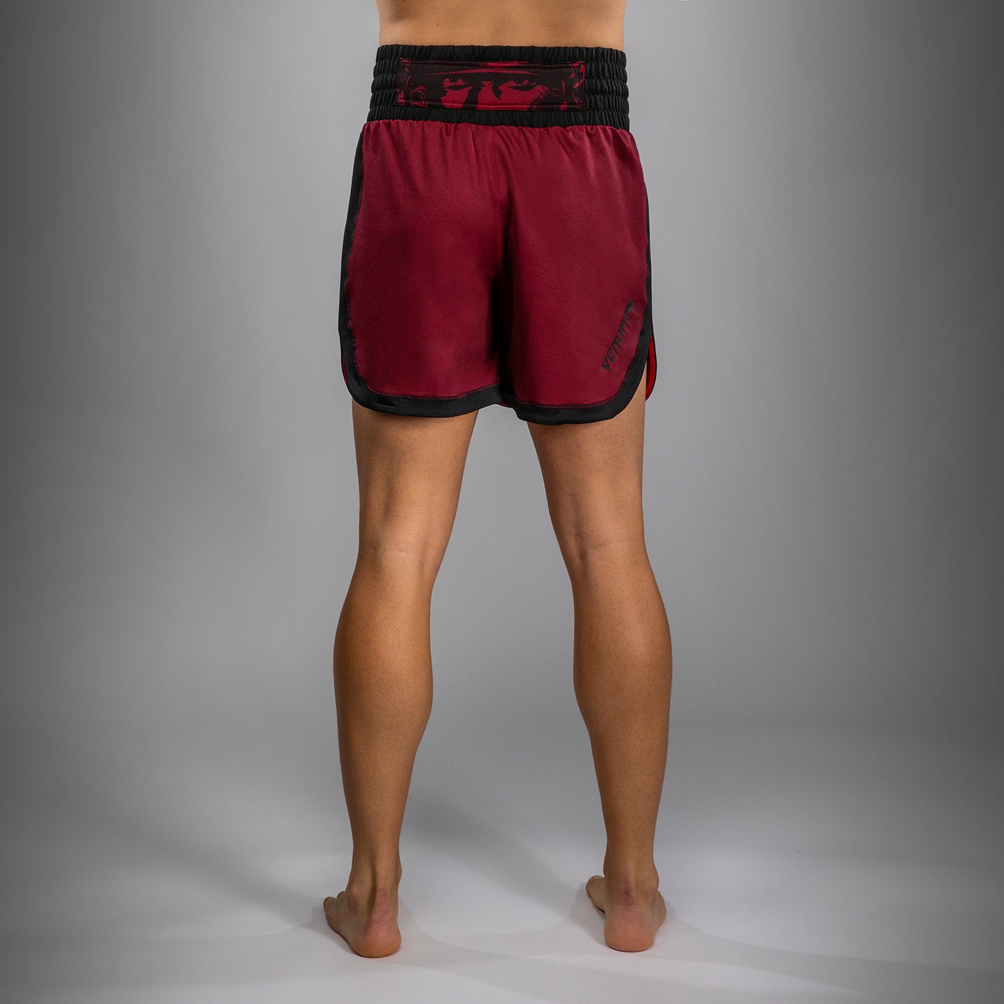 Short de Boxe pour Hommes Venum x Assassin’s Creed Shadows - Bordeaux/Noir - product-type_Shorts de boxe